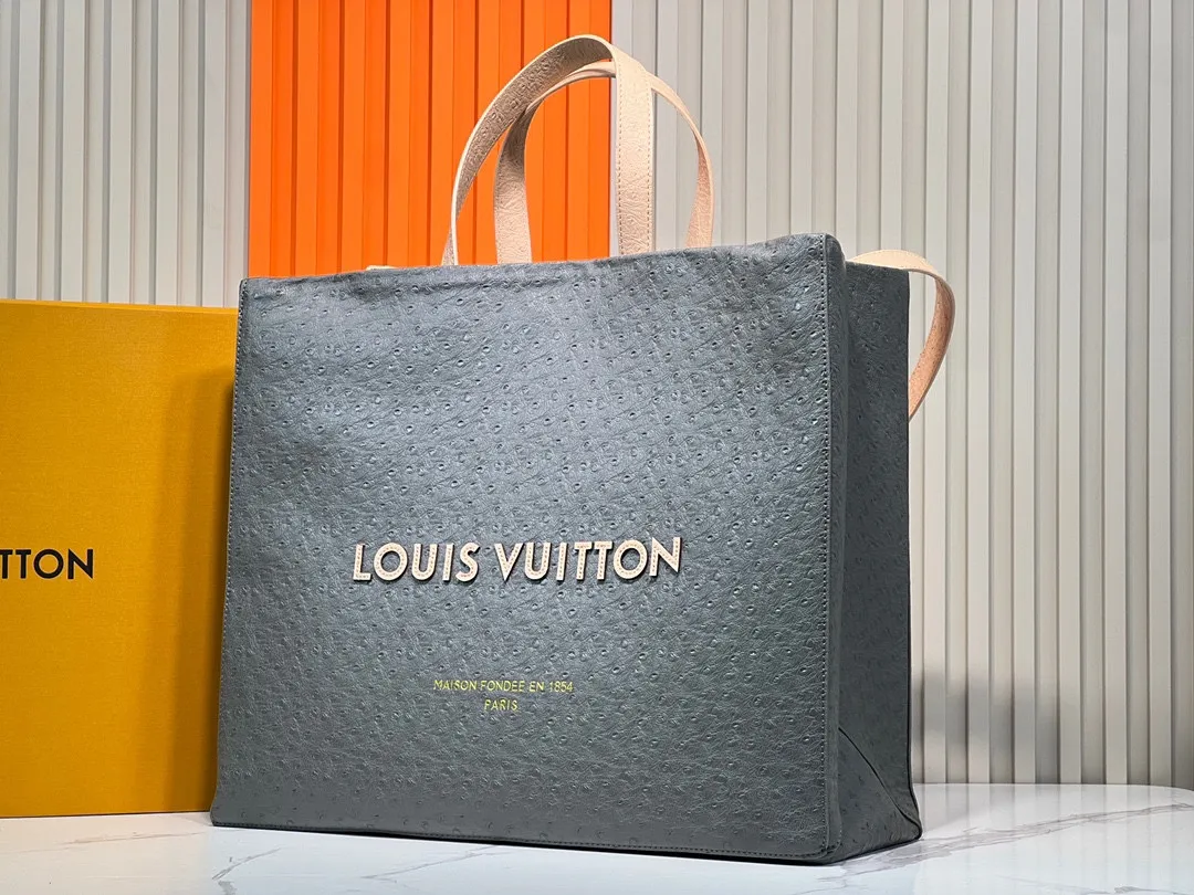 Batch 340💰M24457 Black Orange Blue Green Gray Presbyopic Plaid Black Crocodile Orange Crocodile Pattern 9 Colors ✔️ This Shopper medium handbag draws inspiration from Louis Vuitton shopping bags, with the words Louis Vuitton and Maison Fondée En 1854 written on soft cow leather, with a top handle and a detachable shoulder strap. Size: 40x32x16cm