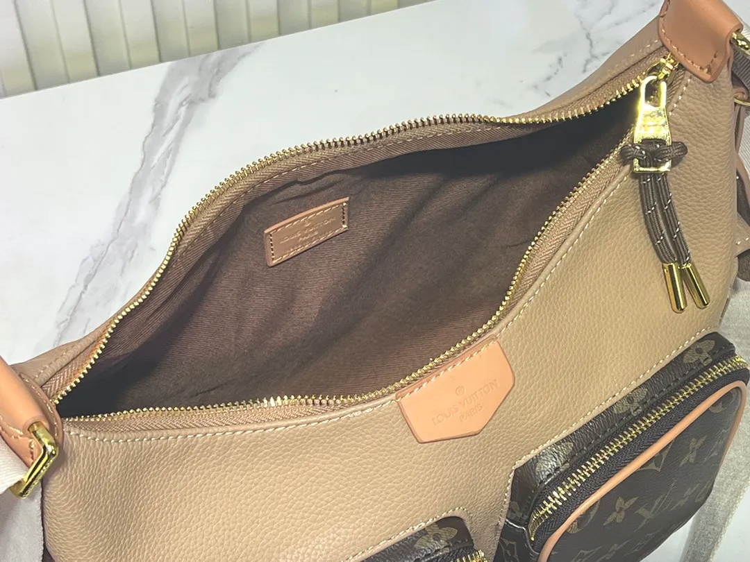 Batch 300💰Upgraded original version M12697 full khaki presbyopia bag, floral material, classic canvas with wide shoulder straps, double pockets with magnetic buckles on both sides, presbyopia double pocket fabric with adjustable wide shoulder straps, injecting practical functions into the avant-garde design. The single-shoulder crossbody bag has always been a favorite of LV khaki with presbyopia classic vintage enthusiasts, and looks good on both men and women. Dimensions: length, height and width 30×31×10.8