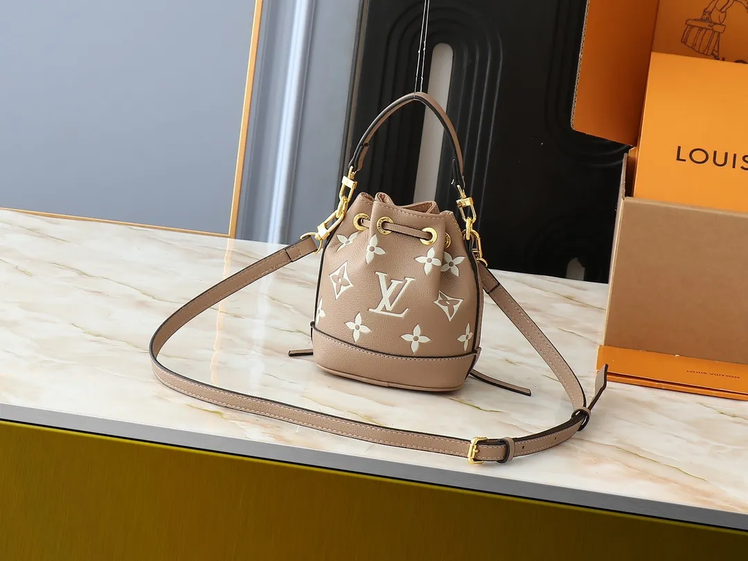 💰160💰Upgraded from the original M82933 M46291 M81266 silk screen Nano Noé handbag from the Summer Stardust capsule series. It uses Monogram Empreinte embossed leather to condense the classic Noé handbag structure, and then uses professional craftsmanship to present a subtle luster like a bright starry sky. Full leather embroidered thread mini bucket, color matching embossed gradient, silk screen printing, drawstring chain, mini bucketoo[Handshake][Handshake] Plenty of space to accommodate daily needs, the adjustable shoulder straps and handles are detachable, allowing for a variety of carrying methods. Dimensions: 13.0 x 16.0 x 10.0 cm (length x height x width)