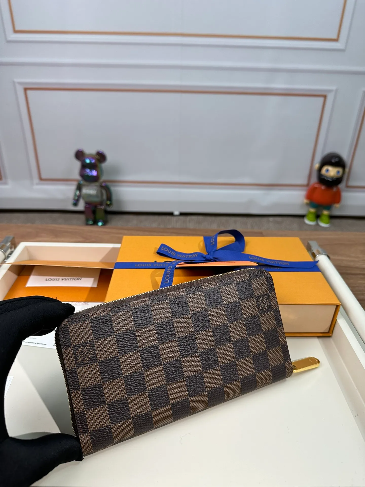 P840 N41661 [Special Authentic] Classic Wallet Newly Upgraded! This Zippy wallet is made of canvas, with a new colorful lining design and four credit card slots, making it convenient and practical. 19.5 x 10.0 x 2.0 cm