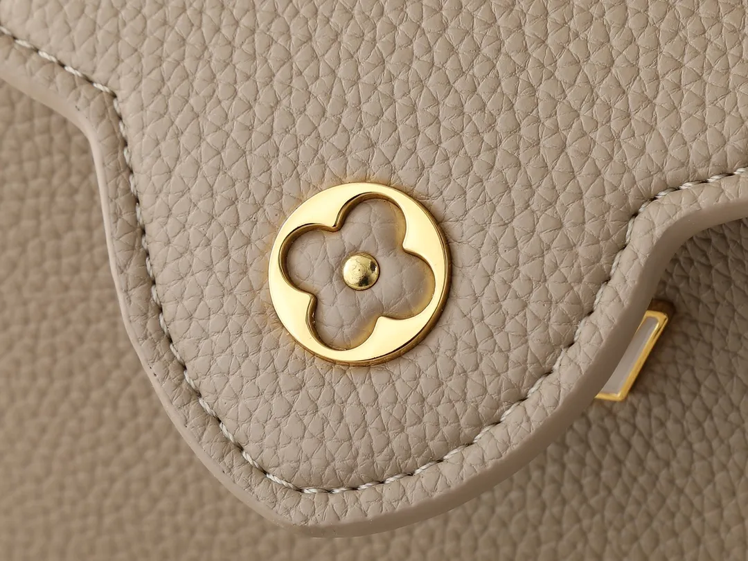 💰380💰Guangzhou goods Upgraded from the original M23083 M23082 This Capucines mini handbag incorporates exquisite Monogram flowers into the handle, presenting the three-dimensional look of the LV logo with delicate brushstrokes, injecting dazzling luster into the soft design. Full-grain Taurillon leather is designed to fit a smartphone, short wallet and other small essentials. Dimensions: 21.0 x 13.6 x 8.0 cm (length x height x width)