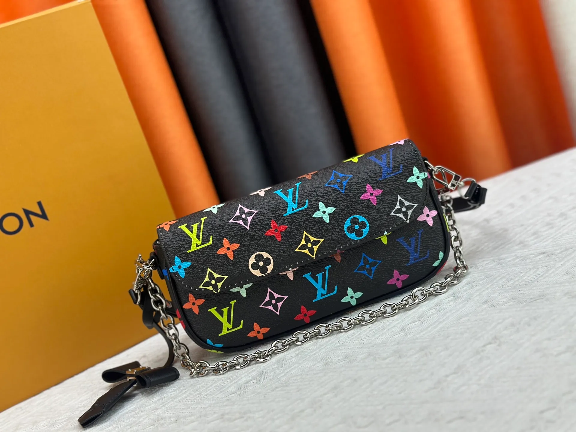 Upgraded version P240 [Official latest model] (Real shot and version matching method) M12778-81911-82110-81992-12778-11299 lv Murakami Takashi co-branded NANOSPEEDY handbag This Nano Speedy handbag combines Monogram canvas and cow leather trim printing, with 33 colorful colors to interpret white tricolor and black tricolor. The twelve pieces are popular around the world and are loved by celebrities and celebrities. 16x10x7.5cm