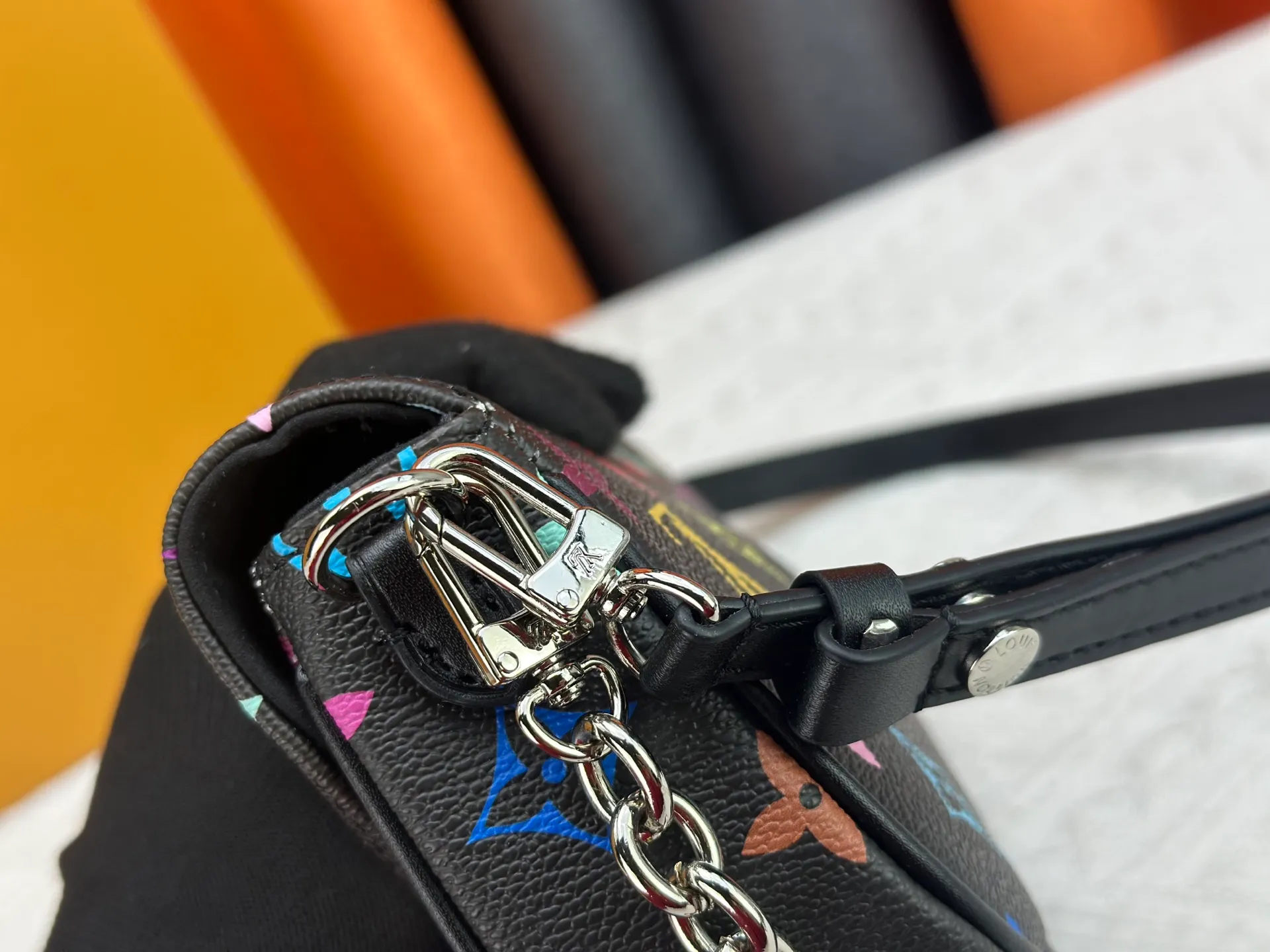 Upgraded version P240 [Official latest model] (Real shot and version matching method) M12778-81911-82110-81992-12778-11299 lv Murakami Takashi co-branded NANOSPEEDY handbag This Nano Speedy handbag combines Monogram canvas and cow leather trim printing, with 33 colorful colors to interpret white tricolor and black tricolor. The twelve pieces are popular around the world and are loved by celebrities and celebrities. 16x10x7.5cm