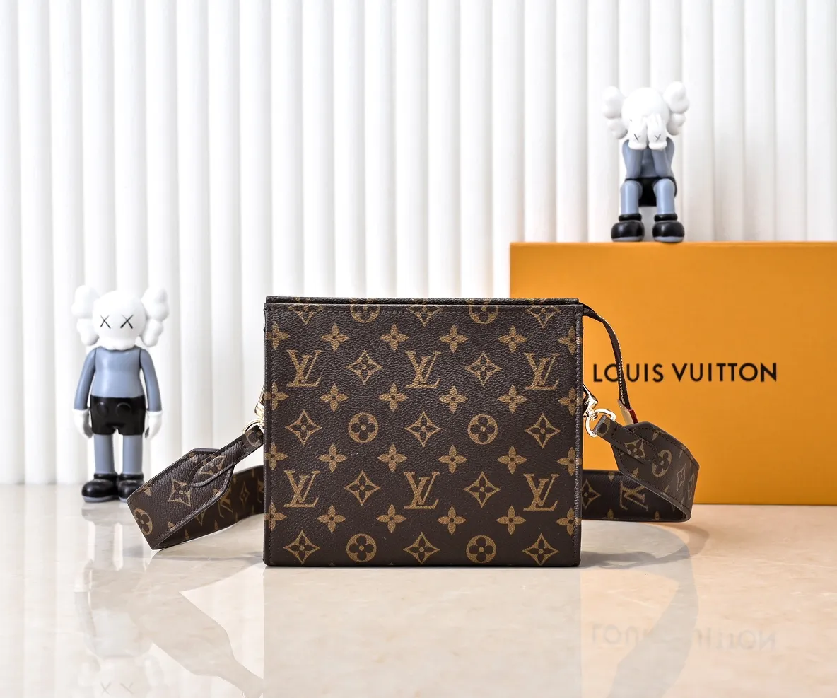 Batch 220💰Original goods High-end quality Exclusively released💥M67692# M47542 LV [Rose] official website toiletry bag Super🔥Beautiful new style LV original pair of flowers quality🌵Classic presbyopia clutch bag toiletry bag🤞Super high quality Made with original hardware💧very creative👍🏻Excellent upper body effect, unique design concept💦Exquisite craftsmanship Dimensions: 19x14x5cm