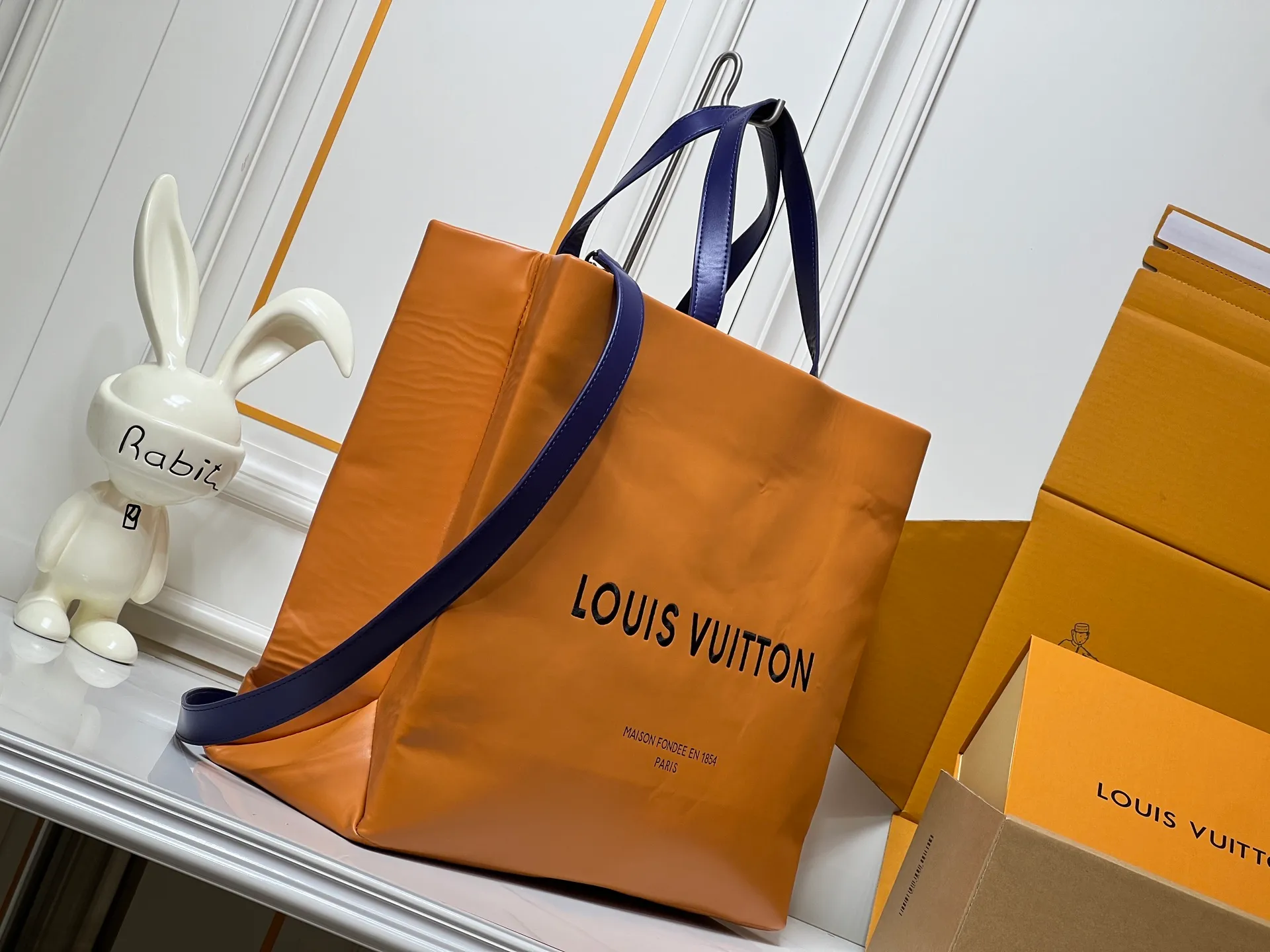 Batch 320💰M24457 Black Orange Blue Green Gray Presbyopia Plaid Black Crocodile Orange Crocodile Pattern 9 Colors ✔️ This Shopper medium handbag draws inspiration from Louis Vuitton shopping bags, with the words Louis Vuitton and Maison Fondée En 1854 written on soft cow leather, with a top handle and a detachable shoulder strap. Size: 40x32x16cm