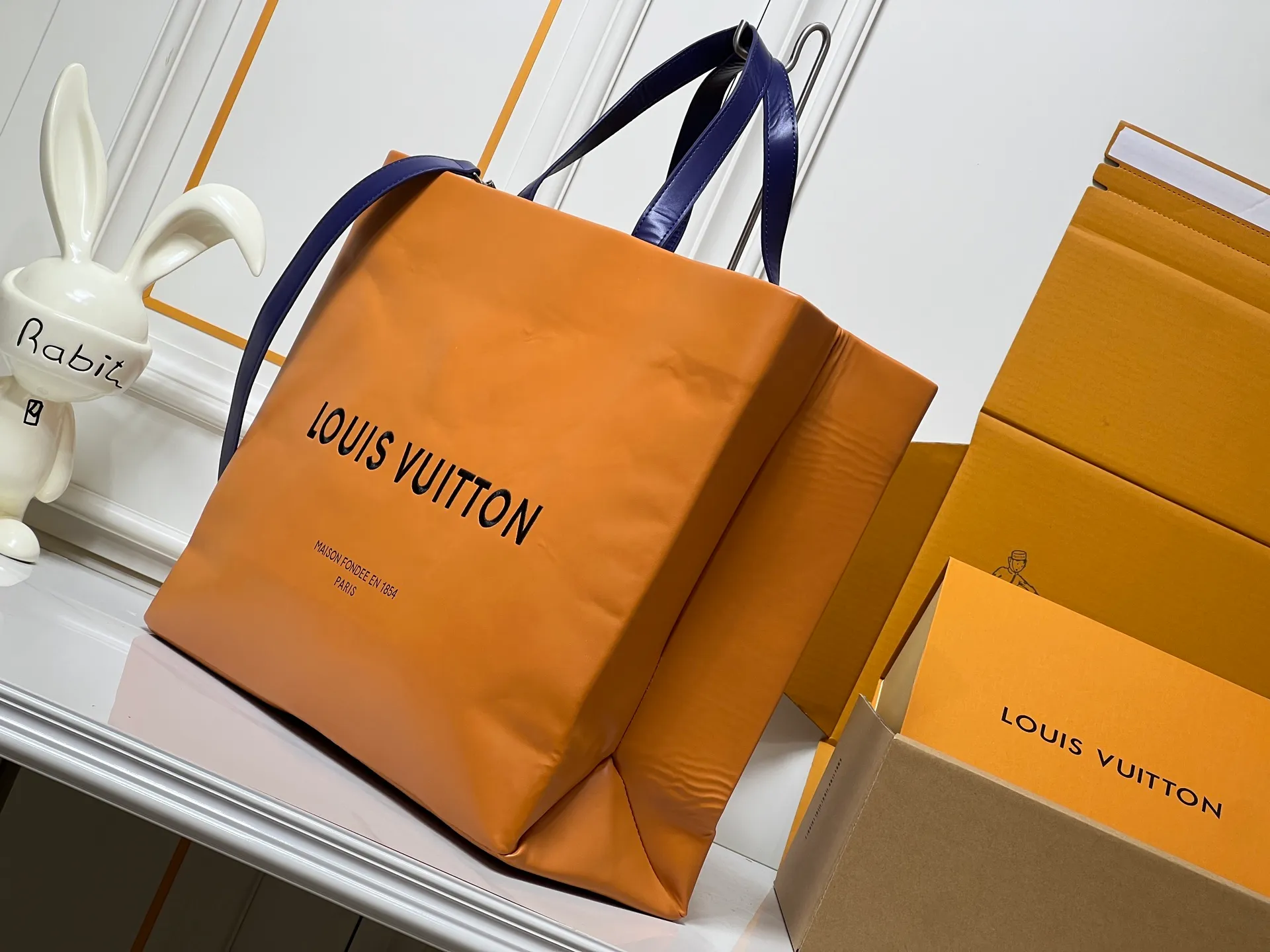 Batch 320💰M24457 Black Orange Blue Green Gray Presbyopia Plaid Black Crocodile Orange Crocodile Pattern 9 Colors ✔️ This Shopper medium handbag draws inspiration from Louis Vuitton shopping bags, with the words Louis Vuitton and Maison Fondée En 1854 written on soft cow leather, with a top handle and a detachable shoulder strap. Size: 40x32x16cm