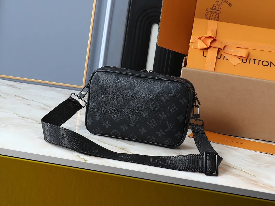 💰260💰Upgraded from the original M31069 M46955 M31014 M31016 nano alpha handbag, the monogram shadow leather is subtly embossed with the monogram pattern, making the compact structure show elegance. Black leather rivets with black floral pattern, two corners wrapped compartments on the front, box bag, camera bag, shoulder bag oo[handshake][handshake] rivet elements are marked with brand imprints, zipper compartments and external patch pockets are convenient for storing daily needs, and the detachable and adjustable leather shoulder strap allows for comfortable carrying. 24 x 16 x 8 cm (length x height x width)