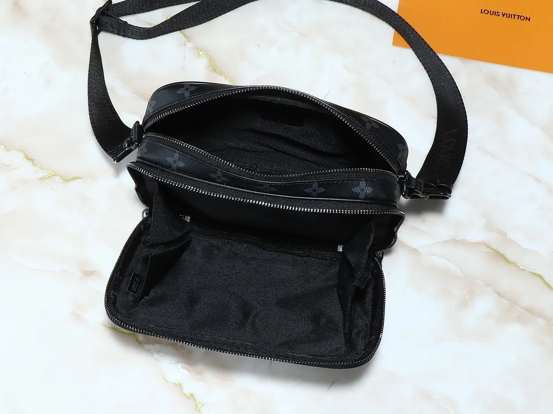 💰260💰Upgraded from the original M31069 M46955 M31014 M31016 nano alpha handbag, the monogram shadow leather is subtly embossed with the monogram pattern, making the compact structure show elegance. Black leather rivets with black floral pattern, two corners wrapped compartments on the front, box bag, camera bag, shoulder bag oo[handshake][handshake] rivet elements are marked with brand imprints, zipper compartments and external patch pockets are convenient for storing daily needs, and the detachable and adjustable leather shoulder strap allows for comfortable carrying. 24 x 16 x 8 cm (length x height x width)