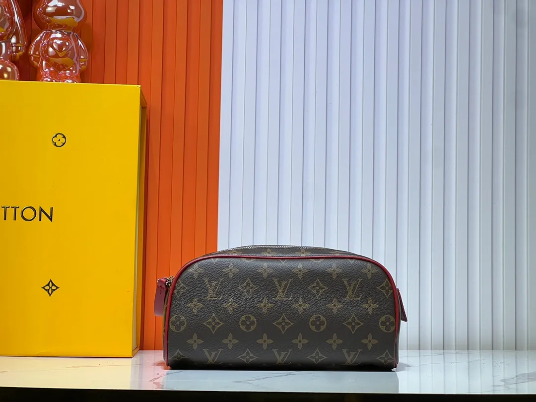 Batch 200💰Upgraded original M11482 M47528 M46354 M46696 N40127 M44494 This Dopp Kit toiletry bag is made of Monogram Eclipse canvas, bringing a restrained choice to Monogram lovers. Plenty of space to store travel essentials, double zippers for secure protection, and wide opening for easy access. 28.0 x 15.0 x 16.5 cm (length x height x width)