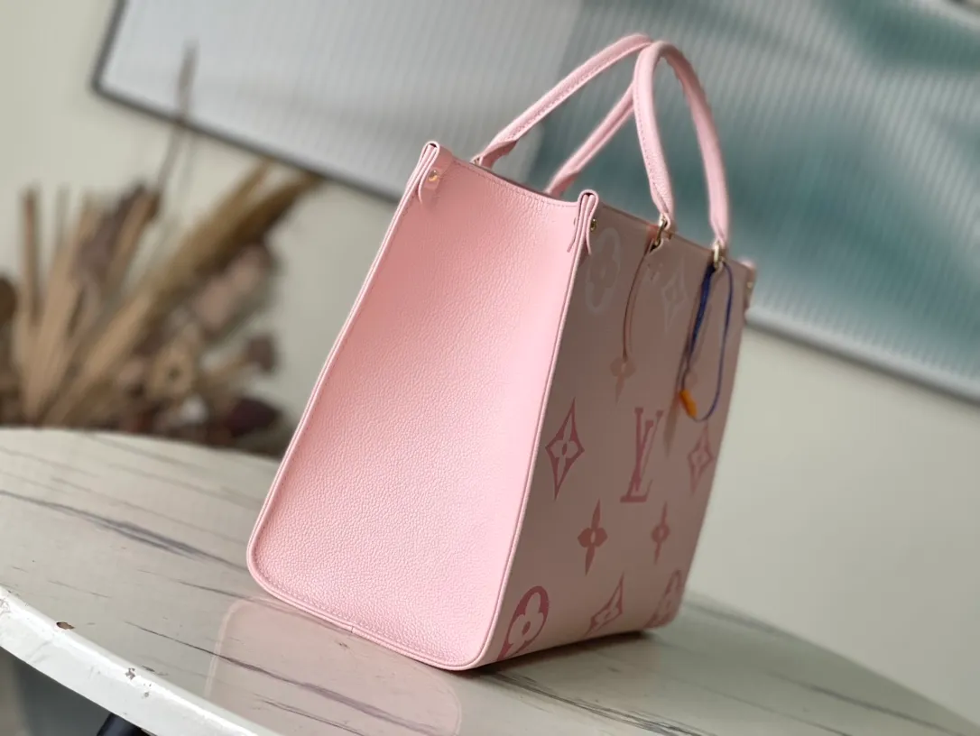 💰1200 (first-grain leather) top-quality original M45595 fan-printed ONTHEGO handbag. For work, shopping or weekend trips, pick up the Onthego handbag and go out immediately. The oversized Monogram print contrasts with the mini Monogram trim and the ample interior design, which is self-evidently avant-garde and modern. Size: 35-28-15cm (length x height x width)