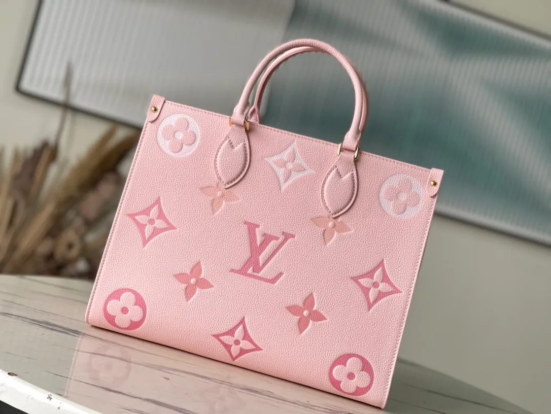 💰1200 (first-grain leather) top-quality original M45595 fan-printed ONTHEGO handbag. For work, shopping or weekend trips, pick up the Onthego handbag and go out immediately. The oversized Monogram print contrasts with the mini Monogram trim and the ample interior design, which is self-evidently avant-garde and modern. Size: 35-28-15cm (length x height x width)