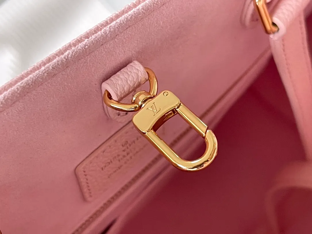 💰1200 (first-grain leather) top-quality original M45595 fan-printed ONTHEGO handbag. For work, shopping or weekend trips, pick up the Onthego handbag and go out immediately. The oversized Monogram print contrasts with the mini Monogram trim and the ample interior design, which is self-evidently avant-garde and modern. Size: 35-28-15cm (length x height x width)