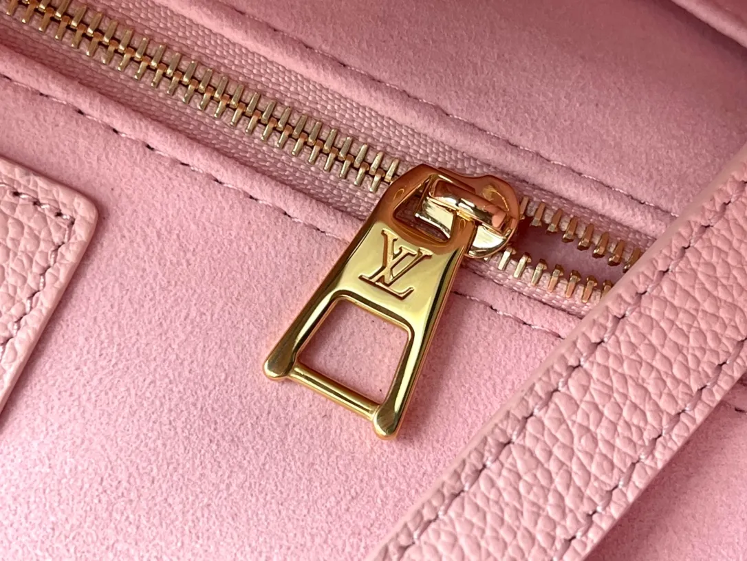 💰1200 (first-grain leather) top-quality original M45595 fan-printed ONTHEGO handbag. For work, shopping or weekend trips, pick up the Onthego handbag and go out immediately. The oversized Monogram print contrasts with the mini Monogram trim and the ample interior design, which is self-evidently avant-garde and modern. Size: 35-28-15cm (length x height x width)