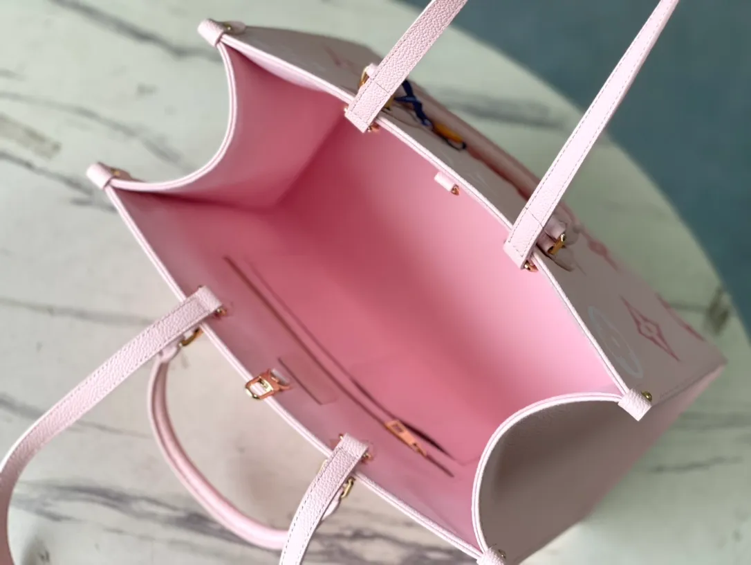 💰1200 (first-grain leather) top-quality original M45595 fan-printed ONTHEGO handbag. For work, shopping or weekend trips, pick up the Onthego handbag and go out immediately. The oversized Monogram print contrasts with the mini Monogram trim and the ample interior design, which is self-evidently avant-garde and modern. Size: 35-28-15cm (length x height x width)