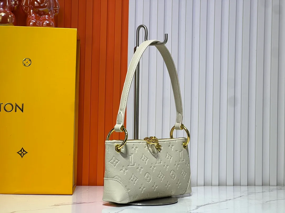 Batch 220💰Upgraded original M12174 This Pochette Sèvres belongs to the LV ski collection and is ready to shine in a "shiny" gun metal tone. It's crafted from signature Monogram Empreinte leather with pale gold hardware for an elegant contrast. The double zip closure features two pendants, one depicting an LV ring and the other displaying a crystal-embellished Monogram flower. Think of it as the perfect après-ski bag. Dimensions: 25 x 13 x 5 cm (length x height x width)