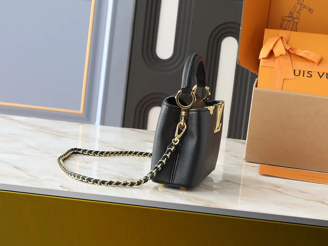 💰400💰Guangzhou goods Upgraded from the original M24583 M24584 M24585 Gold and diamond corolla This Capucines Flower Crown handbag is made of full-grain Taurillon leather and is embellished with Monogram flowers. Each flower is shaped by exquisite crystal diamonds. The LV logo and flowers echo each other, giving this soft handbag a jewel-like luster. Use the detachable shoulder strap cleverly to switch between shoulder and crossbody. Dimensions: 21.0 x 14.0 x 8.0 cm