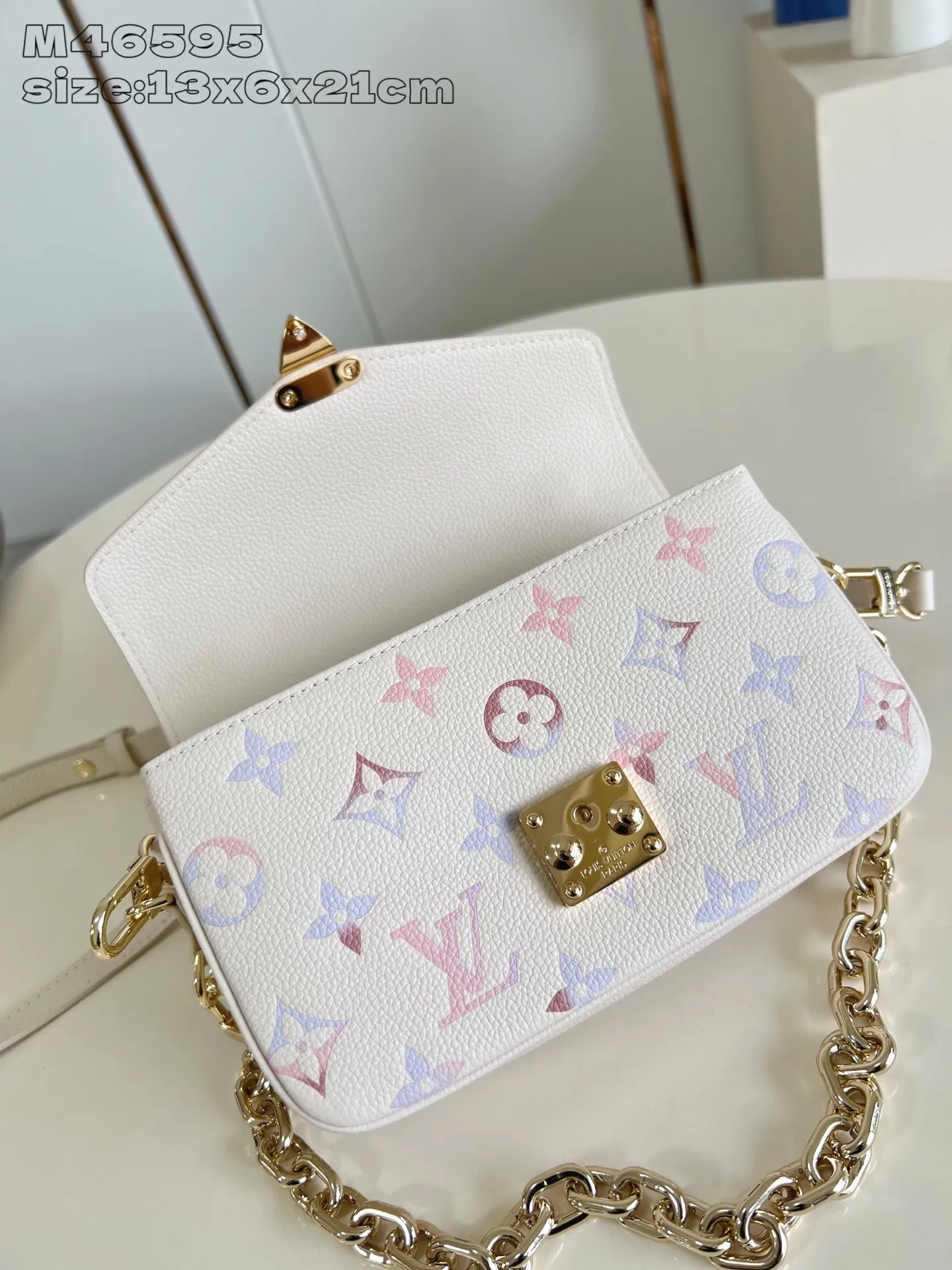 💰1140 (top layer leather) top-quality original individual real shot M46595 color gradient】M25682 This Pochette Métis East West handbag is made of grained cow leather, and then uses digital printing technology to render the classic Monogram pattern with gradient watercolor tones, cleverly highlighting the dreamy theme of the Dream series. The metal hardware and S-lock clasps gleam with a lustrous sheen, while the zippered exterior pocket and multiple interior pockets accommodate day and night needs. 13.5 x 6 x 21.5 cm (height x width x length)