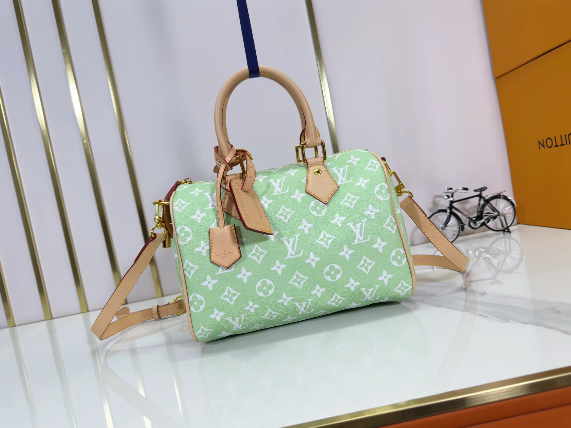 P280 Upgraded original M24426 M24425 M24424 M24423 M24443 M This Speedy Bandoulière 25 Monogram Leather handbag is made of soft cow leather and uses Monogram pattern to reproduce the elegant look and feel of canvas printing. Dazzling metal hardware, sheepskin lining and nameplate all reflect Creative Director Pharrell Williams' relentless attention to detail. Dimensions: 25.0 x 15.0 x 15.0 cm (length x height x width)