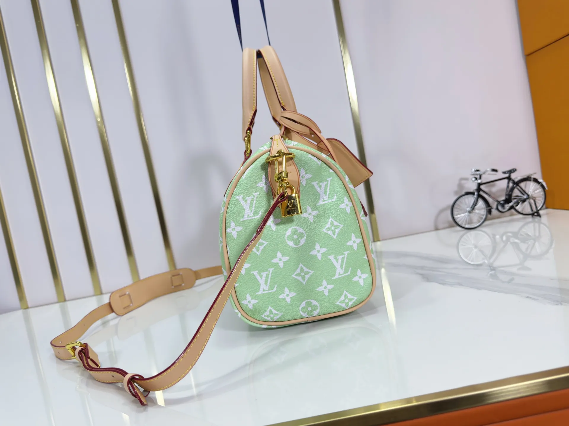 P280 Upgraded original M24426 M24425 M24424 M24423 M24443 M This Speedy Bandoulière 25 Monogram Leather handbag is made of soft cow leather and uses Monogram pattern to reproduce the elegant look and feel of canvas printing. Dazzling metal hardware, sheepskin lining and nameplate all reflect Creative Director Pharrell Williams' relentless attention to detail. Dimensions: 25.0 x 15.0 x 15.0 cm (length x height x width)