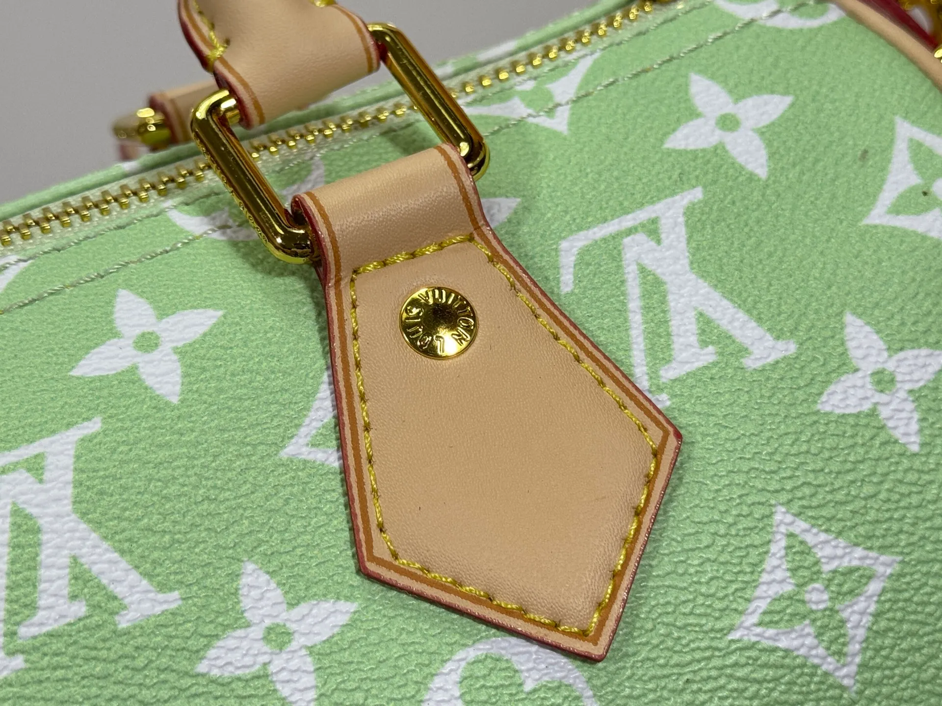 P280 Upgraded original M24426 M24425 M24424 M24423 M24443 M This Speedy Bandoulière 25 Monogram Leather handbag is made of soft cow leather and uses Monogram pattern to reproduce the elegant look and feel of canvas printing. Dazzling metal hardware, sheepskin lining and nameplate all reflect Creative Director Pharrell Williams' relentless attention to detail. Dimensions: 25.0 x 15.0 x 15.0 cm (length x height x width)