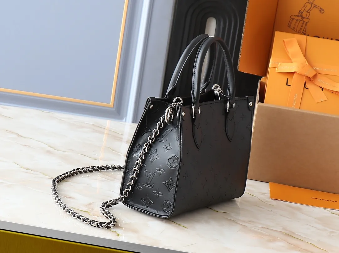 💰240💰Upgraded from the original M14576 M45659. This small OnTheGo handbag comes from the Monogram Bold series and highlights the 2025 spring and summer show with its neat structure. The Monogram embossed leather bag features dazzling metal hardware and a detachable braided chain. It has ample space to accommodate daily essentials, making it a perfect choice for urban commuting and weekend outings. Dimensions: 25.0 x 19.0 x 11.5 cm (length x height x width)