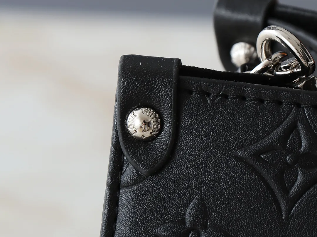 💰240💰Upgraded from the original M14576 M45659. This small OnTheGo handbag comes from the Monogram Bold series and highlights the 2025 spring and summer show with its neat structure. The Monogram embossed leather bag features dazzling metal hardware and a detachable braided chain. It has ample space to accommodate daily essentials, making it a perfect choice for urban commuting and weekend outings. Dimensions: 25.0 x 19.0 x 11.5 cm (length x height x width)