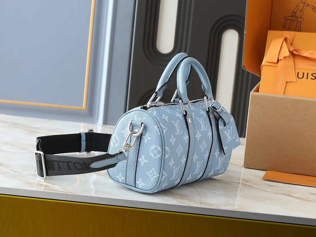 💰240💰Upgraded from the original M14078 M01942 M15076 M24434 M46271 M20900 M46249 This handbag condenses the classic silhouette of the Keepall travel bag. It is made of Monogram embossed Taurillon leather. The compact structure is suitable for storing small items such as mobile phones and wallets. With its clever use of leather handles and detachable shoulder strap, it's easy to carry with you in trendy style. Detailed features Dimensions: 25✘15✘11 cm