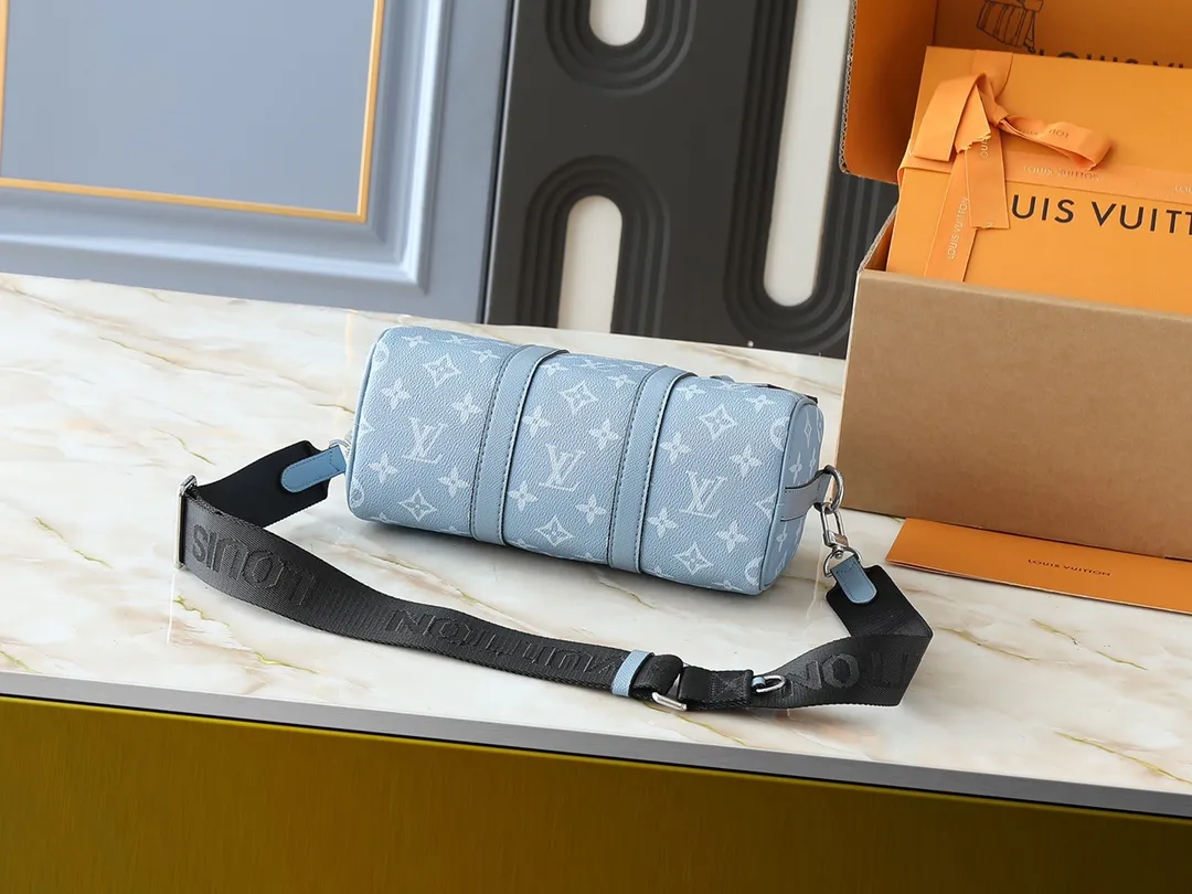 💰240💰Upgraded from the original M14078 M01942 M15076 M24434 M46271 M20900 M46249 This handbag condenses the classic silhouette of the Keepall travel bag. It is made of Monogram embossed Taurillon leather. The compact structure is suitable for storing small items such as mobile phones and wallets. With its clever use of leather handles and detachable shoulder strap, it's easy to carry with you in trendy style. Detailed features Dimensions: 25✘15✘11 cm