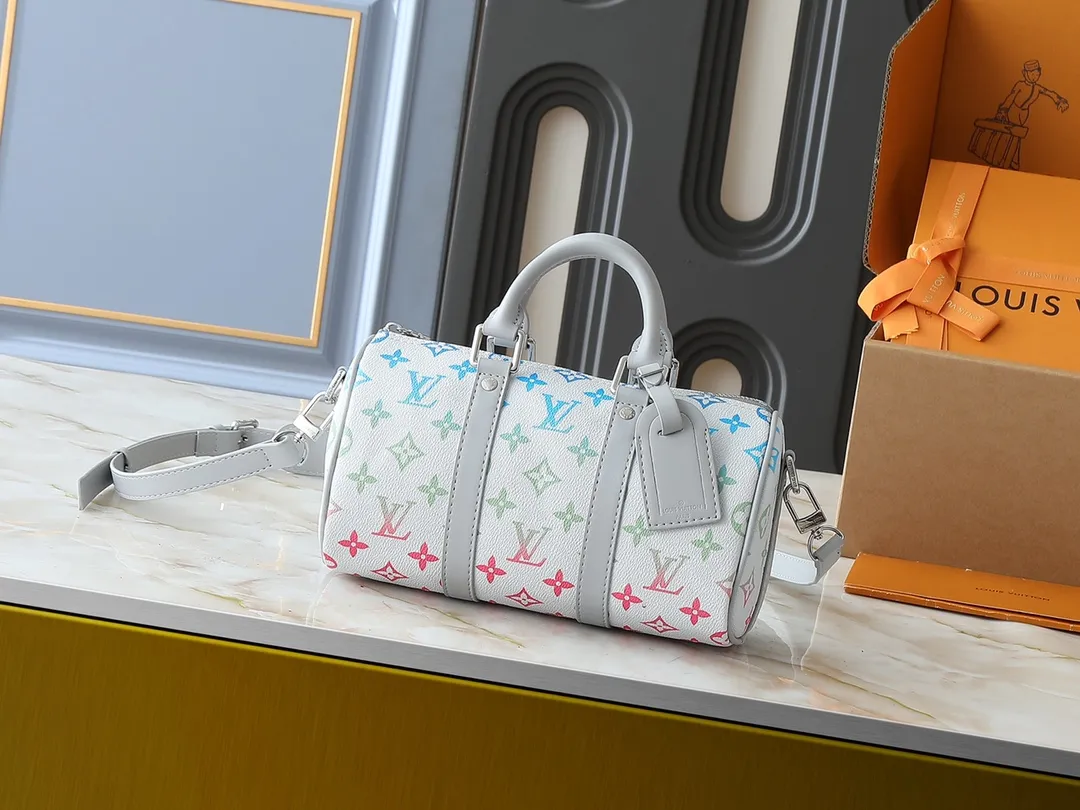 💰240💰Upgraded original M13935 gradient rainbow, black and white three-color N40770 brown grid M15428 old flower M46271 black flower M20900 M46249 This handbag condenses the classic silhouette of the Keepall travel bag. It is made of Monogram embossed Taurillon leather. The compact configuration is suitable for storing small items such as mobile phones and wallets. With its clever use of leather handles and detachable shoulder strap, it's easy to carry with you in trendy style. Detailed features Dimensions: 25✘15✘11 cm