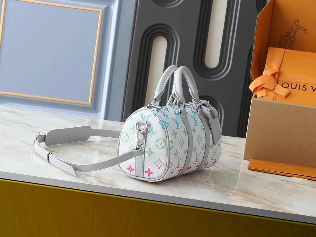 💰240💰Upgraded original M13935 gradient rainbow, black and white three-color N40770 brown grid M15428 old flower M46271 black flower M20900 M46249 This handbag condenses the classic silhouette of the Keepall travel bag. It is made of Monogram embossed Taurillon leather. The compact configuration is suitable for storing small items such as mobile phones and wallets. With its clever use of leather handles and detachable shoulder strap, it's easy to carry with you in trendy style. Detailed features Dimensions: 25✘15✘11 cm