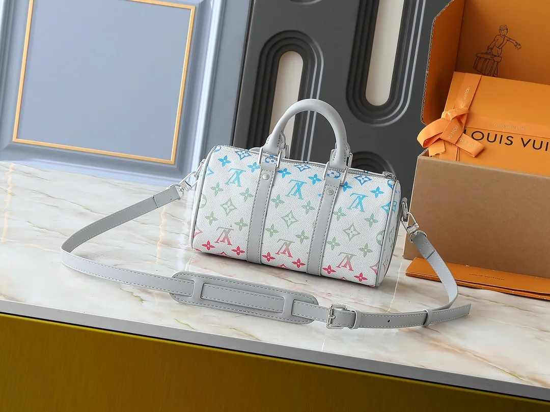 💰240💰Upgraded original M13935 gradient rainbow, black and white three-color N40770 brown grid M15428 old flower M46271 black flower M20900 M46249 This handbag condenses the classic silhouette of the Keepall travel bag. It is made of Monogram embossed Taurillon leather. The compact configuration is suitable for storing small items such as mobile phones and wallets. With its clever use of leather handles and detachable shoulder strap, it's easy to carry with you in trendy style. Detailed features Dimensions: 25✘15✘11 cm