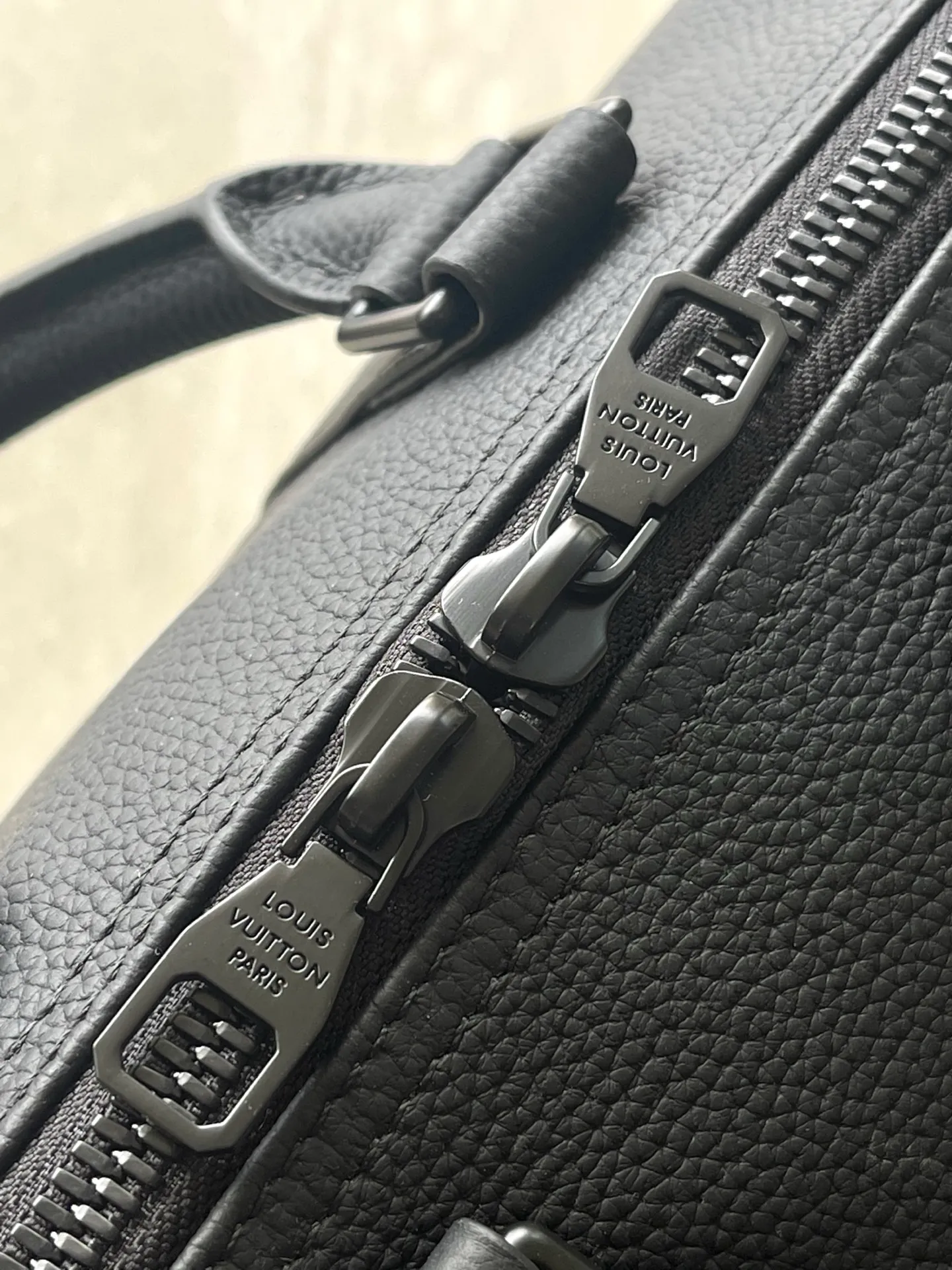 💰1180 (top layer leather) top original order M15249 This Keepal Bandoullere35 handbag is made of waxed cow leather, showing a soft and durable grain texture. The iconic LV letters of the LV Aerogran series are embossed on it, and the fabric interior has ample space to easily accommodate daily needs. Dimensions: 34 × 21 × 16 cm