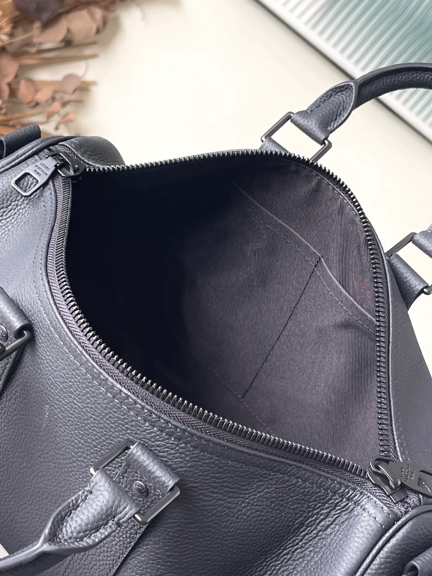 💰1180 (top layer leather) top original order M15249 This Keepal Bandoullere35 handbag is made of waxed cow leather, showing a soft and durable grain texture. The iconic LV letters of the LV Aerogran series are embossed on it, and the fabric interior has ample space to easily accommodate daily needs. Dimensions: 34 × 21 × 16 cm
