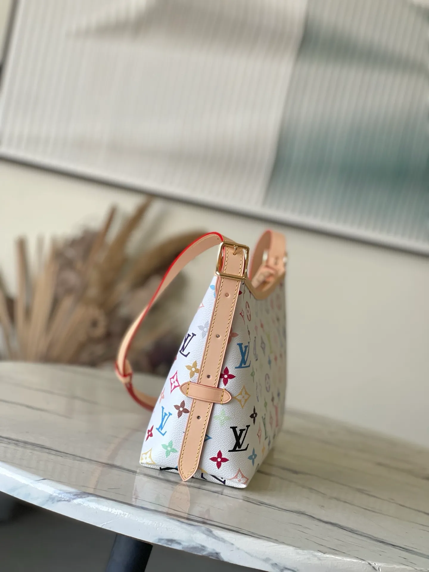 💰1100 Top Original Order M27578 To celebrate the 130th anniversary of the Louis Vuitton Monogram pattern, this Carryall East West canvas handbag illuminates this classic element with colorful colors. A leather tag inside commemorates the occasion, while an LV stud address plate and removable bow decoration add to the pleasant atmosphere. Dimensions: 36 × 19 × 0.5 cm