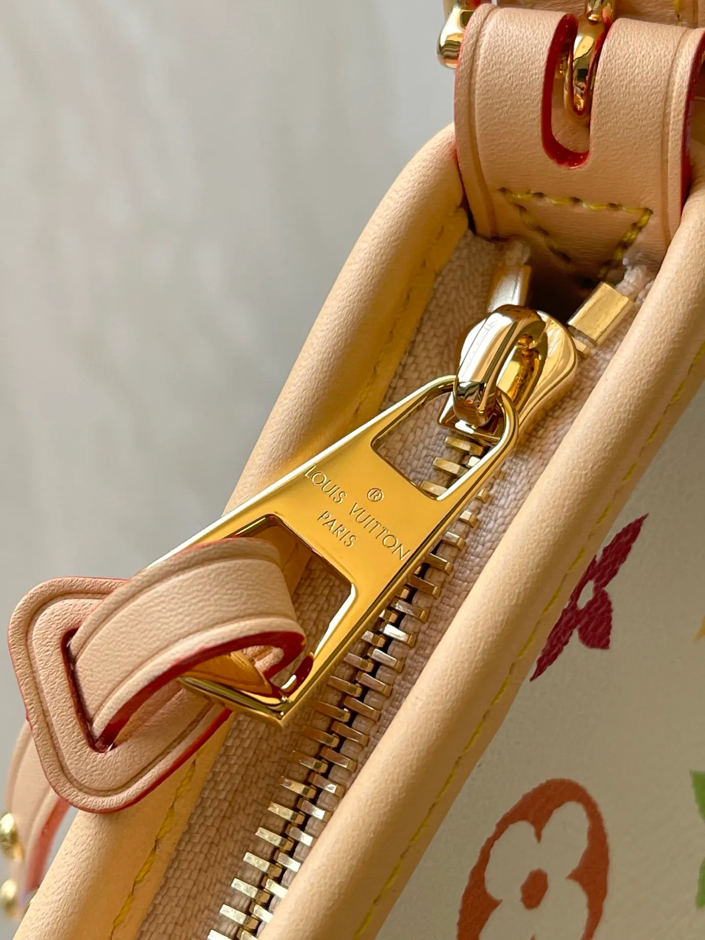💰1100 Top Original Order M27578 To celebrate the 130th anniversary of the Louis Vuitton Monogram pattern, this Carryall East West canvas handbag illuminates this classic element with colorful colors. A leather tag inside commemorates the occasion, while an LV stud address plate and removable bow decoration add to the pleasant atmosphere. Dimensions: 36 × 19 × 0.5 cm