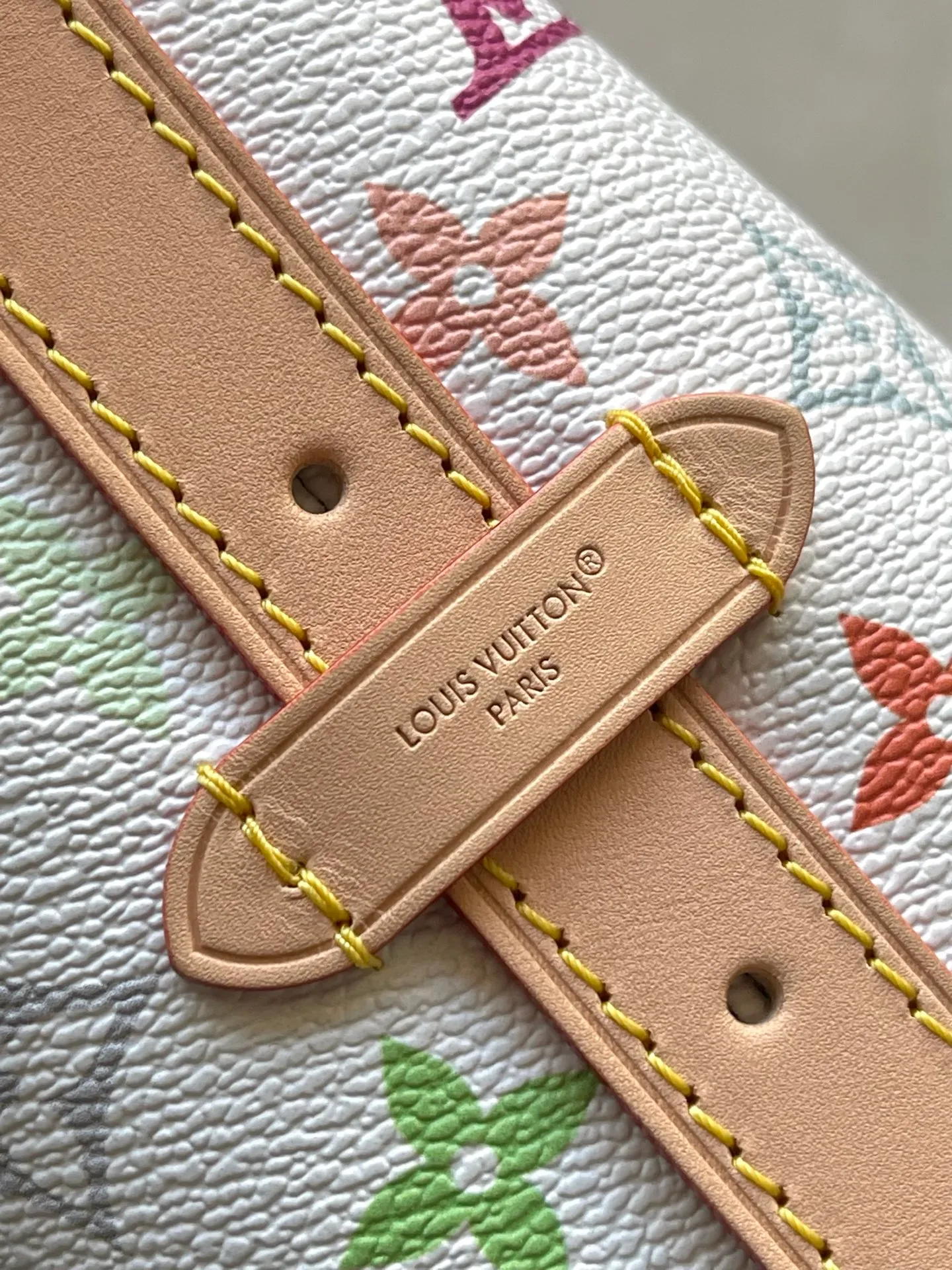 💰1100 Top Original Order M27578 To celebrate the 130th anniversary of the Louis Vuitton Monogram pattern, this Carryall East West canvas handbag illuminates this classic element with colorful colors. A leather tag inside commemorates the occasion, while an LV stud address plate and removable bow decoration add to the pleasant atmosphere. Dimensions: 36 × 19 × 0.5 cm