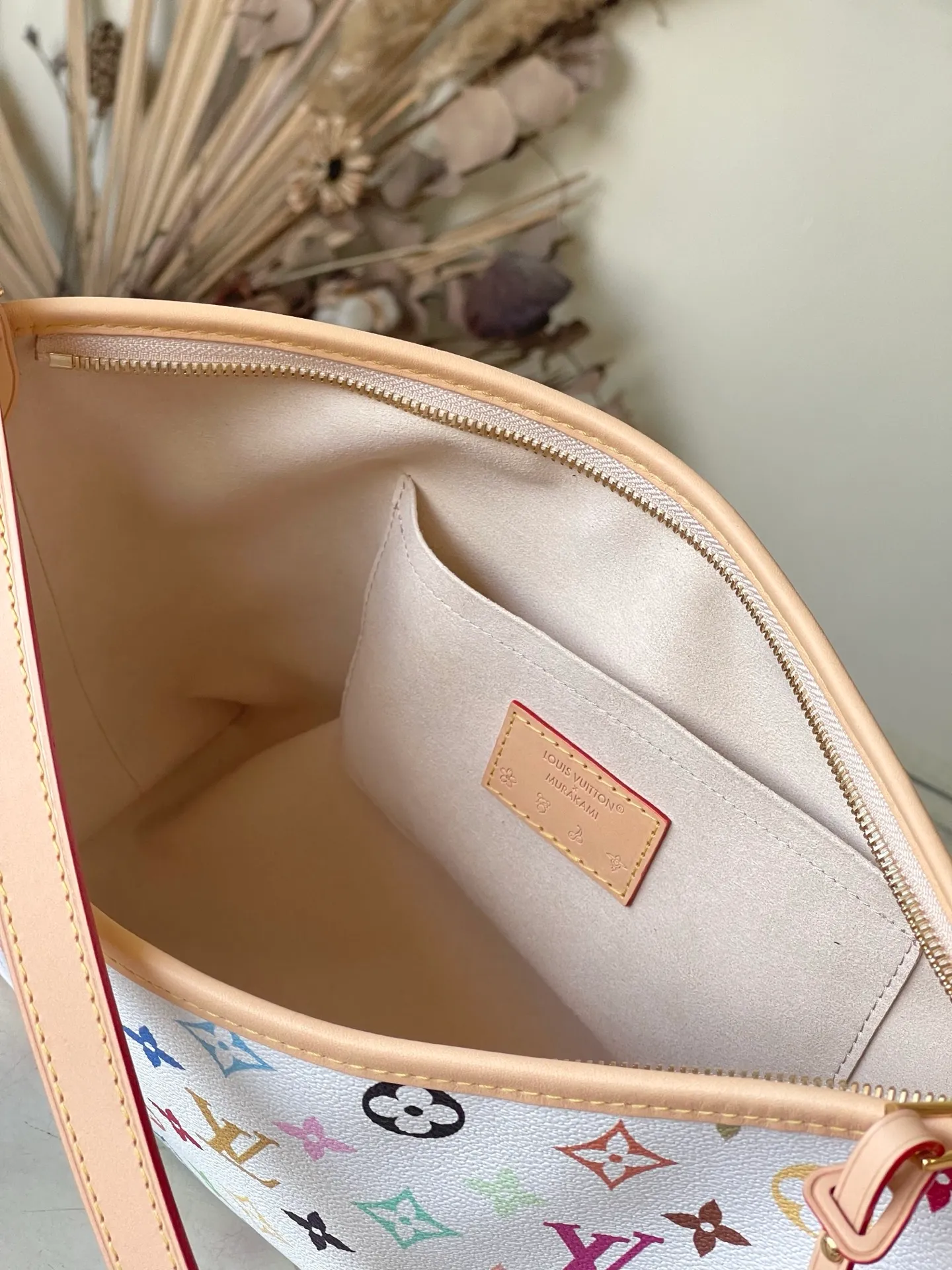 💰1100 Top Original Order M27578 To celebrate the 130th anniversary of the Louis Vuitton Monogram pattern, this Carryall East West canvas handbag illuminates this classic element with colorful colors. A leather tag inside commemorates the occasion, while an LV stud address plate and removable bow decoration add to the pleasant atmosphere. Dimensions: 36 × 19 × 0.5 cm