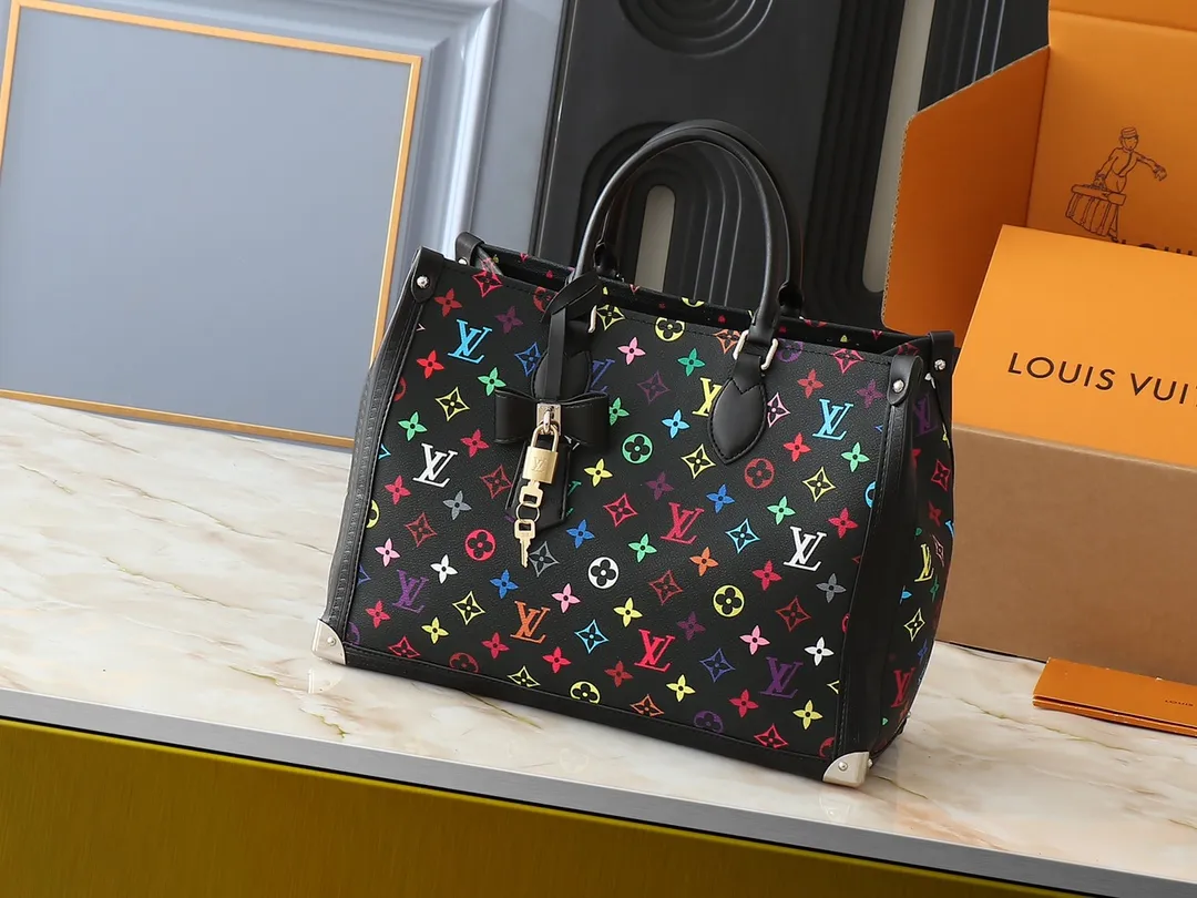 💰340💰The upgraded original M13079 Louis Vuitton x Takashi Murakami reissue series interprets the OnTheGo medium handbag in a smart way. The colorful Monogram canvas body, cowhide leather trim and LV x TM key bag highlight the sophisticated style. The shiny corners recall the design of traditional Louis Vuitton luggage, and the shoulder strap and top handle allow for multiple carrying methods. Dimensions: 35.0 x 27.0 x 14.0 cm (length x height x width)