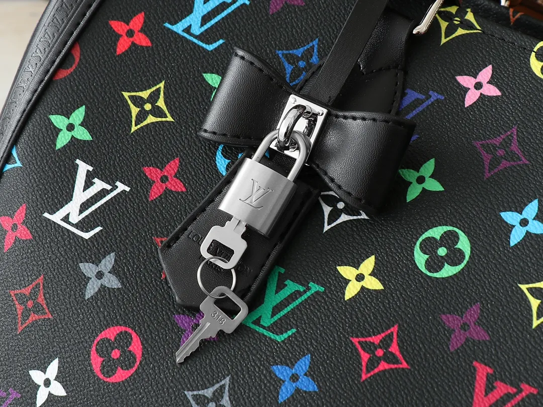 💰340💰The upgraded original M13079 Louis Vuitton x Takashi Murakami reissue series interprets the OnTheGo medium handbag in a smart way. The colorful Monogram canvas body, cowhide leather trim and LV x TM key bag highlight the sophisticated style. The shiny corners recall the design of traditional Louis Vuitton luggage, and the shoulder strap and top handle allow for multiple carrying methods. Dimensions: 35.0 x 27.0 x 14.0 cm (length x height x width)