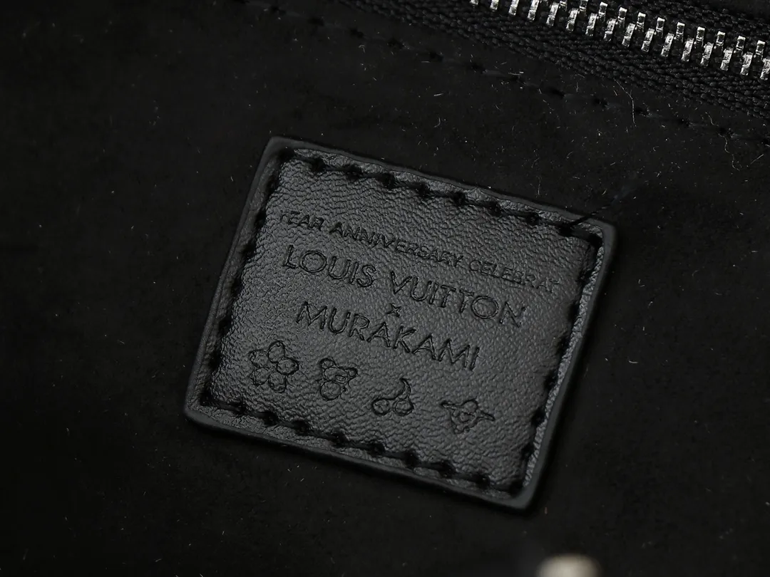 💰340💰The upgraded original M13079 Louis Vuitton x Takashi Murakami reissue series interprets the OnTheGo medium handbag in a smart way. The colorful Monogram canvas body, cowhide leather trim and LV x TM key bag highlight the sophisticated style. The shiny corners recall the design of traditional Louis Vuitton luggage, and the shoulder strap and top handle allow for multiple carrying methods. Dimensions: 35.0 x 27.0 x 14.0 cm (length x height x width)
