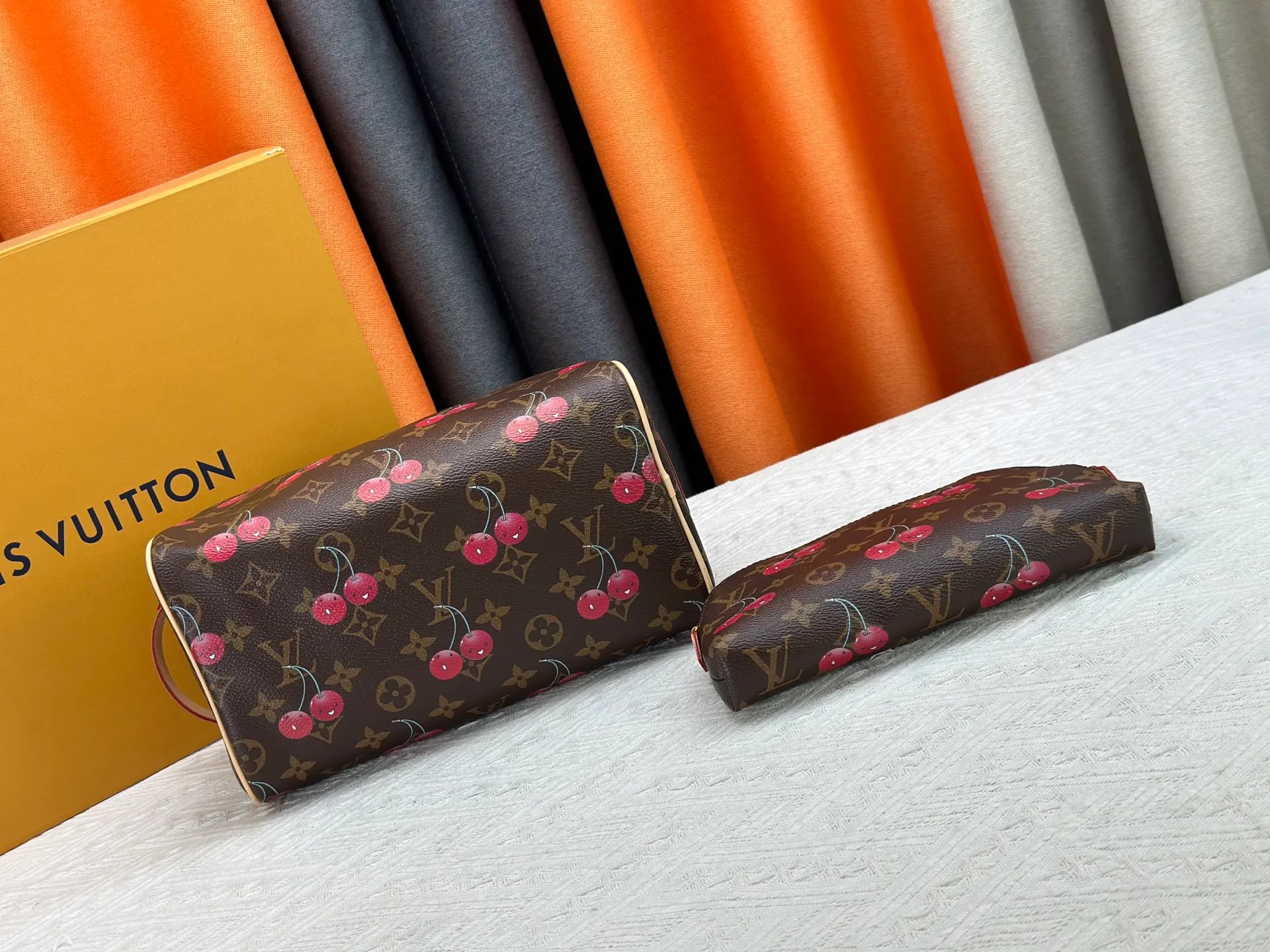 P260 Upgraded original 2-piece set Murakami White Blossom Cherry 🍒M47528 M13669 This Dopp Kit toiletry bag is made of Monogram Eclipse canvas, bringing a restrained choice to Monogram lovers. Plenty of space to store travel essentials, double zippers for secure protection, and wide opening for easy access. 28.0 x 15.0 x 16.5 cm (length x height x width)