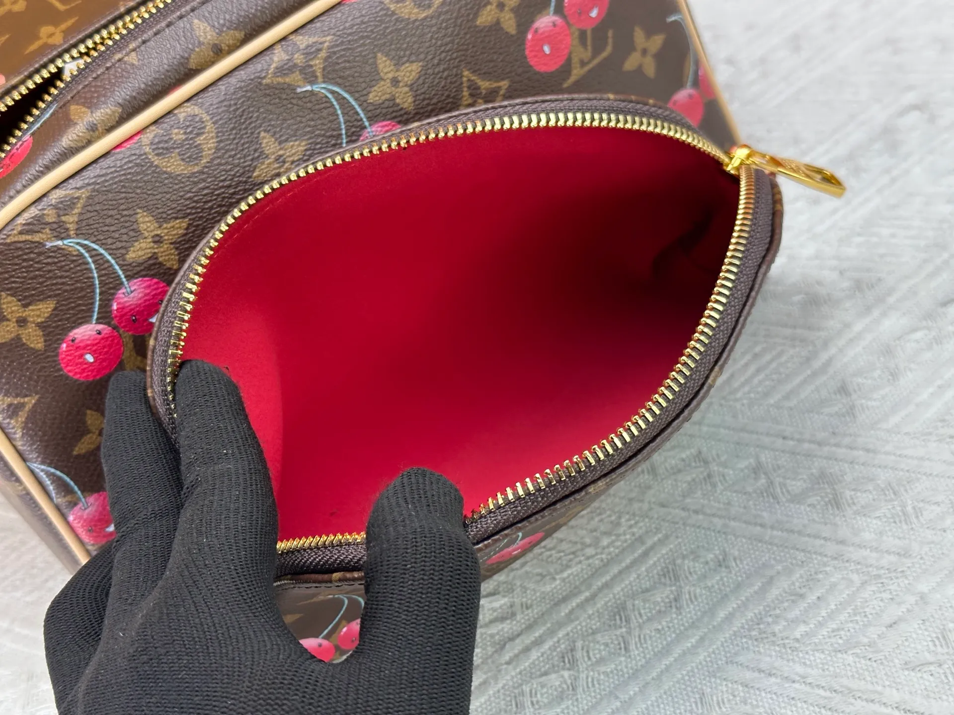 P260 Upgraded original 2-piece set Murakami White Blossom Cherry 🍒M47528 M13669 This Dopp Kit toiletry bag is made of Monogram Eclipse canvas, bringing a restrained choice to Monogram lovers. Plenty of space to store travel essentials, double zippers for secure protection, and wide opening for easy access. 28.0 x 15.0 x 16.5 cm (length x height x width)