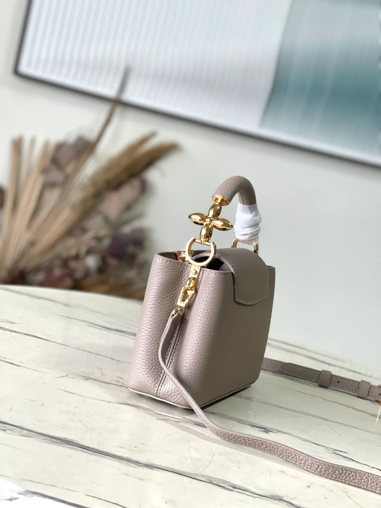 💰2160 (Special Grade Original Leather) M23943 Elephant Gray Mini This Capucines mini handbag incorporates delicate Monogram flowers into the handle, and uses delicate brushstrokes to present the three-dimensional look of the LV logo, injecting dazzling luster into the soft design. Full-grain Taurillon leather has a compact shape that can hold a smartphone, short wallet and other small essentials. Dimensions: 21 × 14 × 8 cm