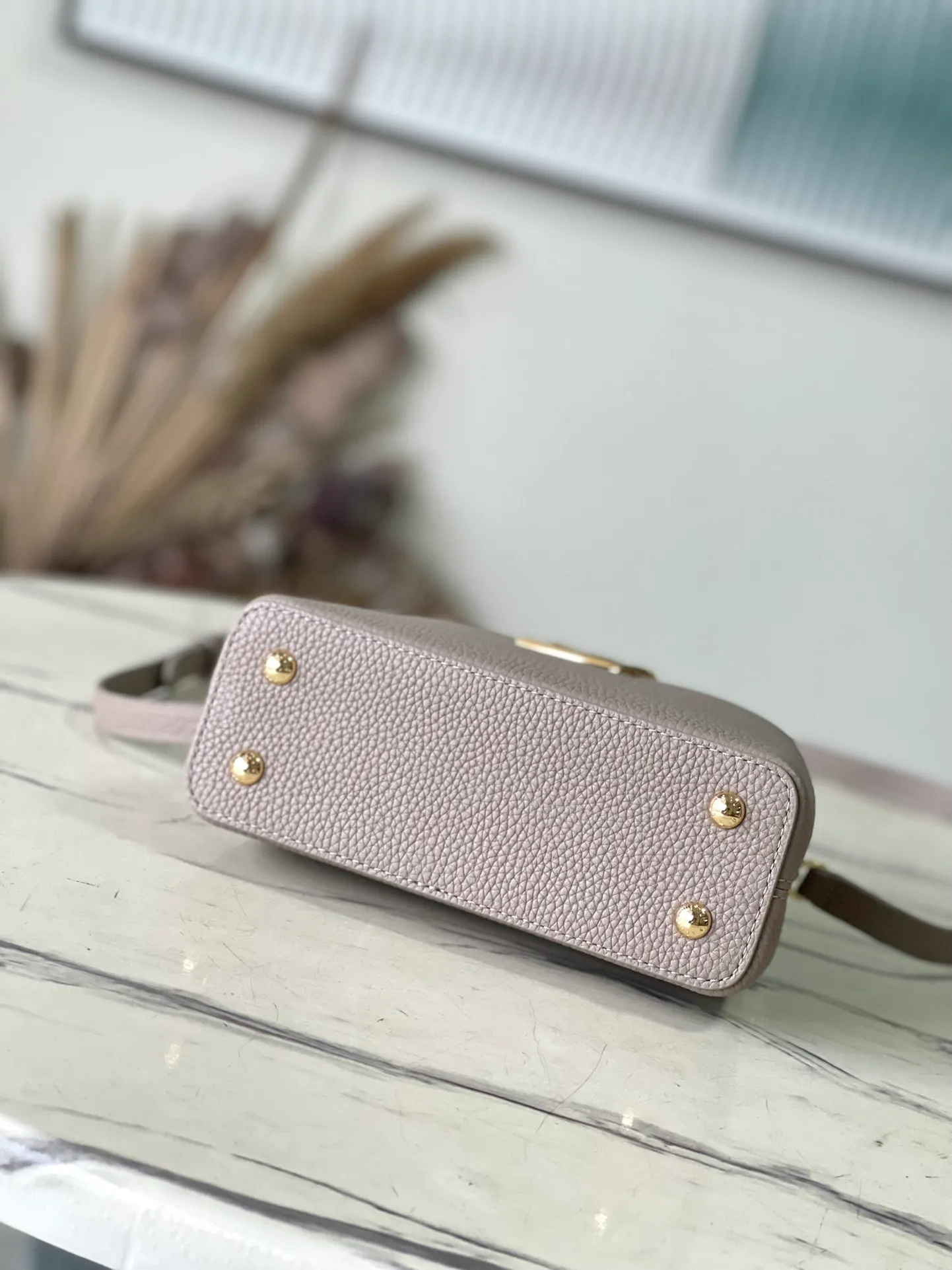 💰2160 (Special Grade Original Leather) M23943 Elephant Gray Mini This Capucines mini handbag incorporates delicate Monogram flowers into the handle, and uses delicate brushstrokes to present the three-dimensional look of the LV logo, injecting dazzling luster into the soft design. Full-grain Taurillon leather has a compact shape that can hold a smartphone, short wallet and other small essentials. Dimensions: 21 × 14 × 8 cm