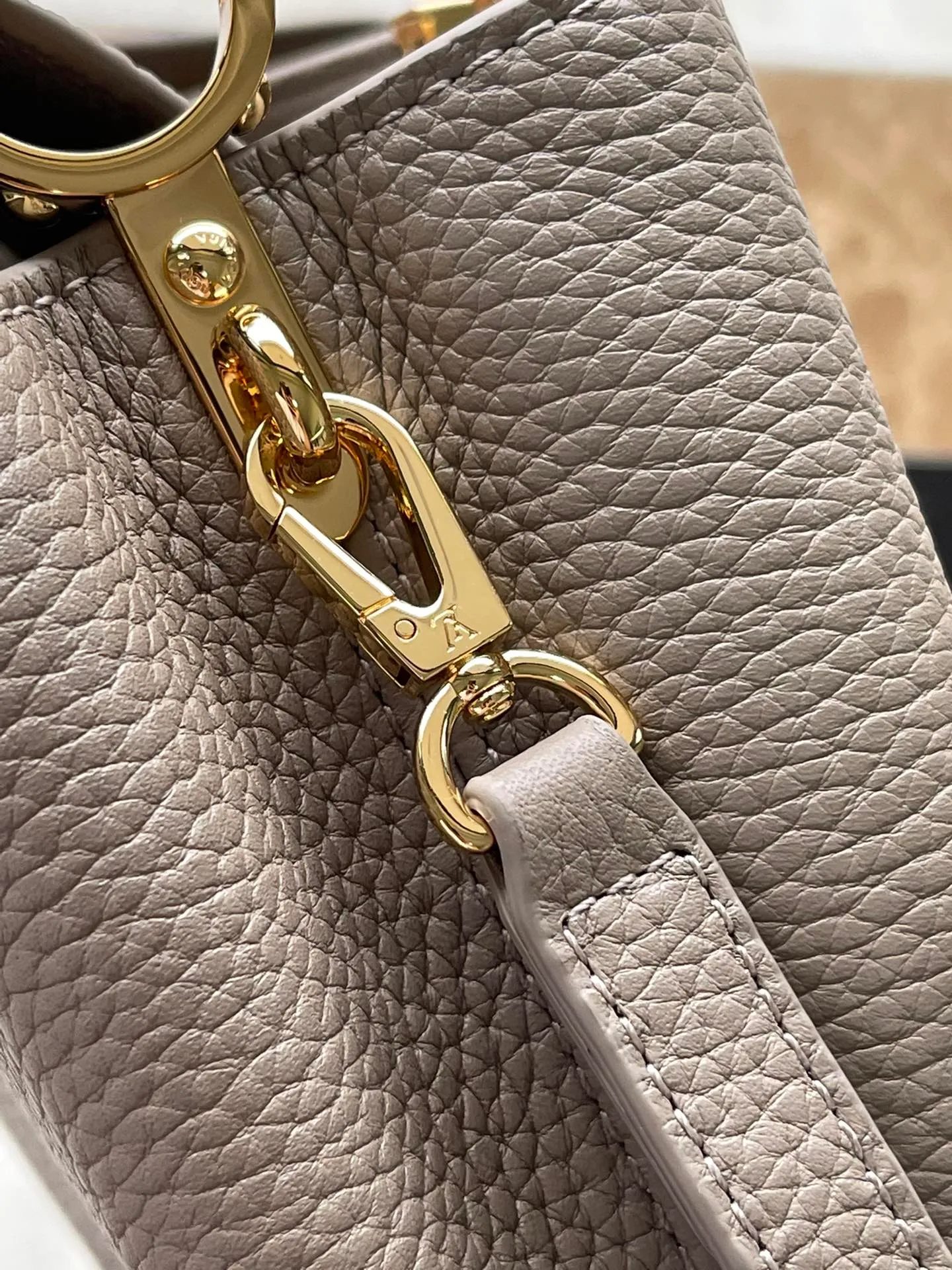 💰2160 (Special Grade Original Leather) M23943 Elephant Gray Mini This Capucines mini handbag incorporates delicate Monogram flowers into the handle, and uses delicate brushstrokes to present the three-dimensional look of the LV logo, injecting dazzling luster into the soft design. Full-grain Taurillon leather has a compact shape that can hold a smartphone, short wallet and other small essentials. Dimensions: 21 × 14 × 8 cm