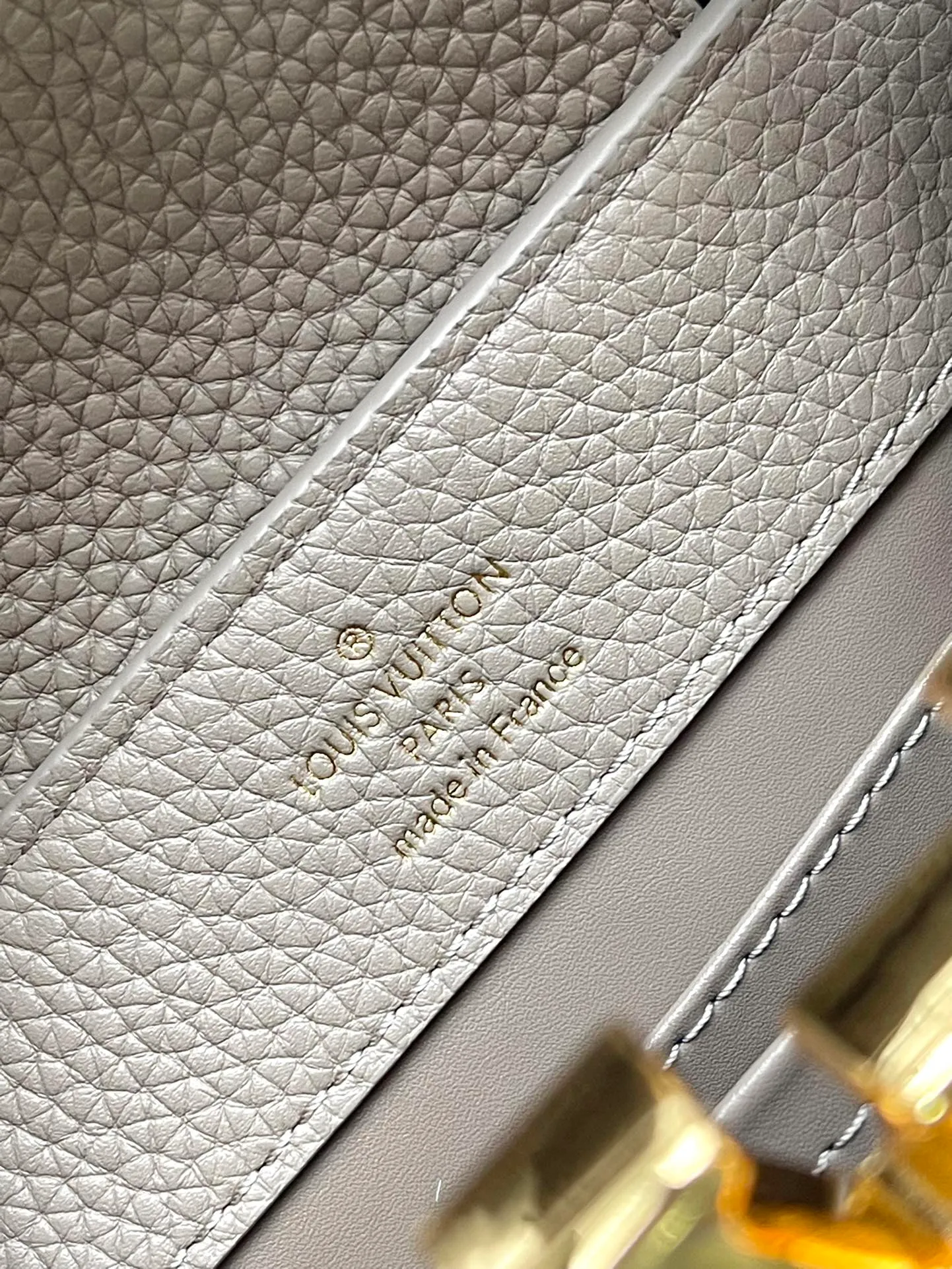 💰2160 (Special Grade Original Leather) M23943 Elephant Gray Mini This Capucines mini handbag incorporates delicate Monogram flowers into the handle, and uses delicate brushstrokes to present the three-dimensional look of the LV logo, injecting dazzling luster into the soft design. Full-grain Taurillon leather has a compact shape that can hold a smartphone, short wallet and other small essentials. Dimensions: 21 × 14 × 8 cm