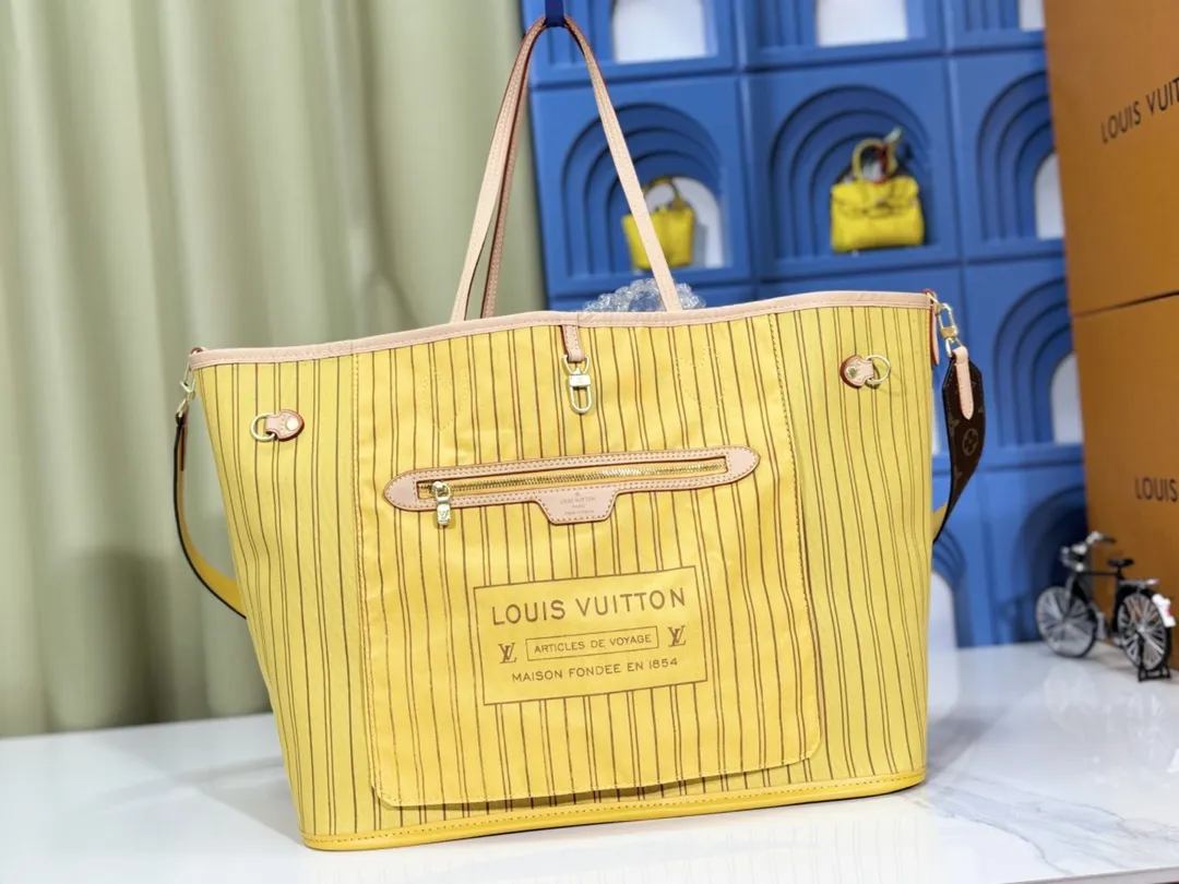 P260 Original‼ ️ Full of praise. LV’s latest hot-selling model, M40990 large size, original leather with bronze hardware, photographed in-house. Welcome to consult! Size: Large 40*33*20
