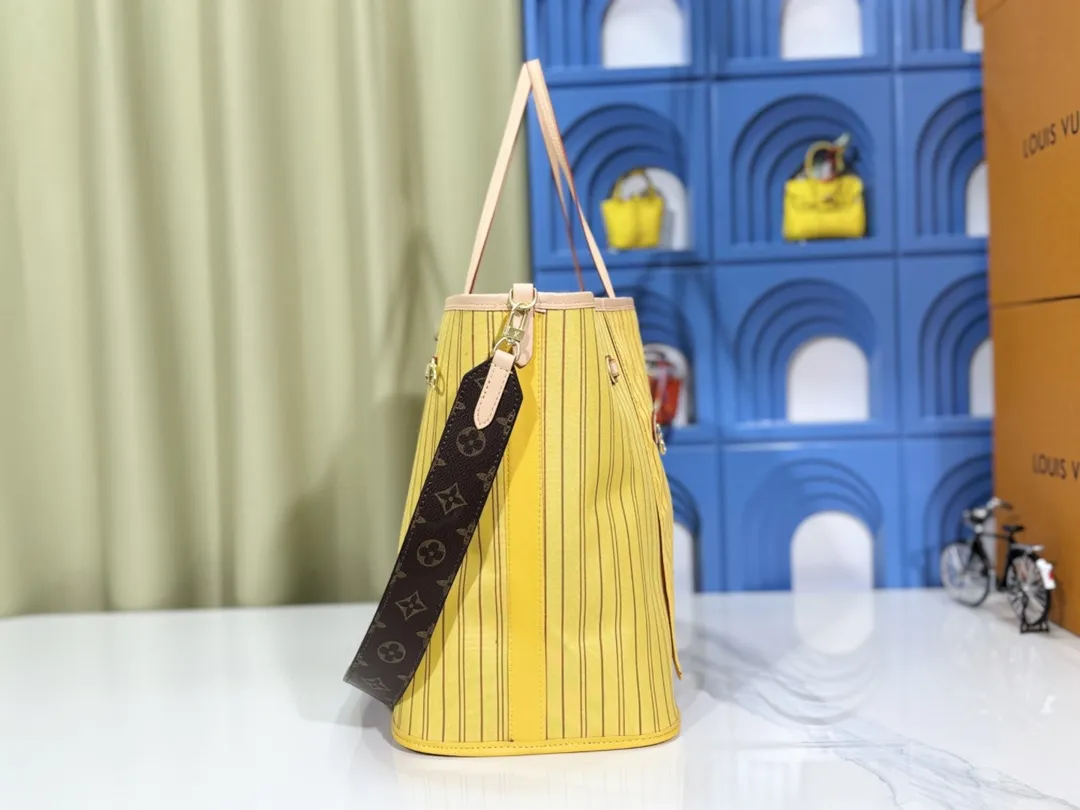 P260 Original‼ ️ Full of praise. LV’s latest hot-selling model, M40990 large size, original leather with bronze hardware, photographed in-house. Welcome to consult! Size: Large 40*33*20