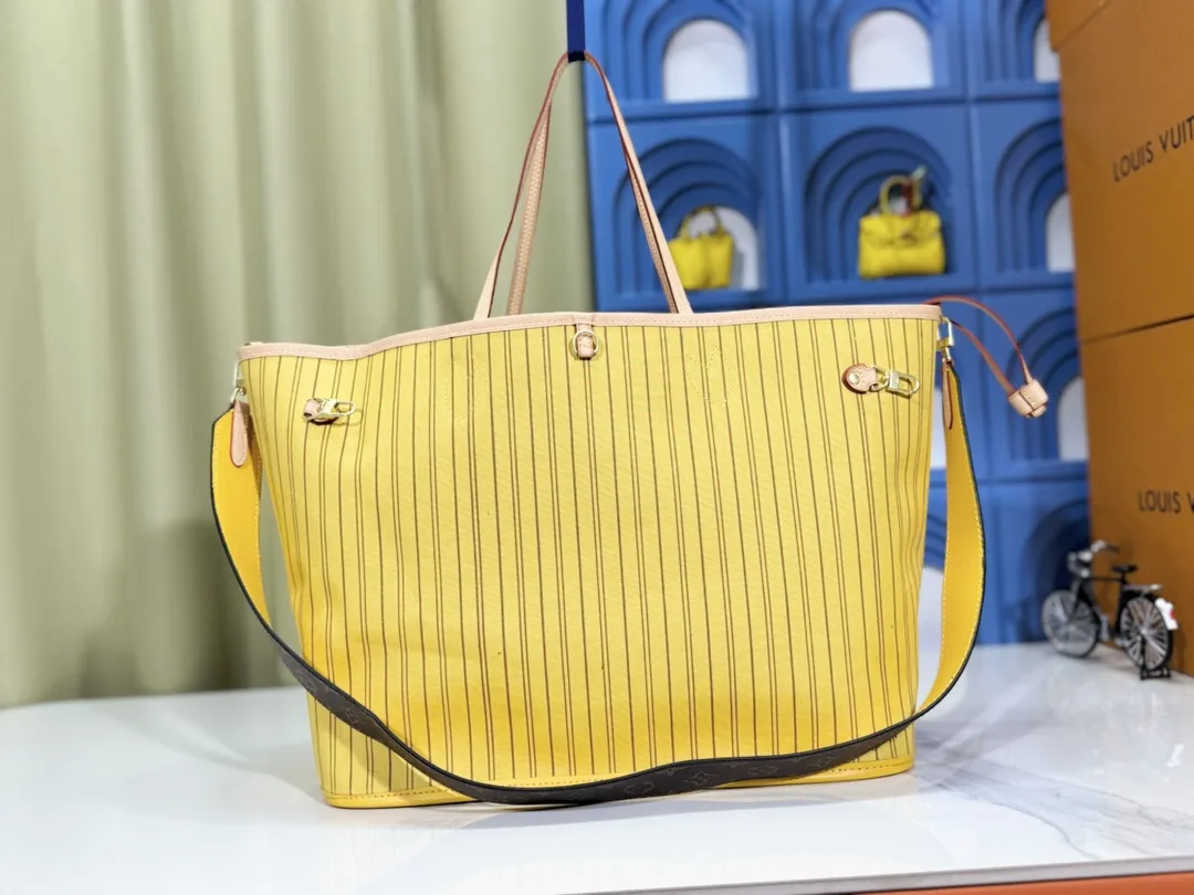 P260 Original‼ ️ Full of praise. LV’s latest hot-selling model, M40990 large size, original leather with bronze hardware, photographed in-house. Welcome to consult! Size: Large 40*33*20