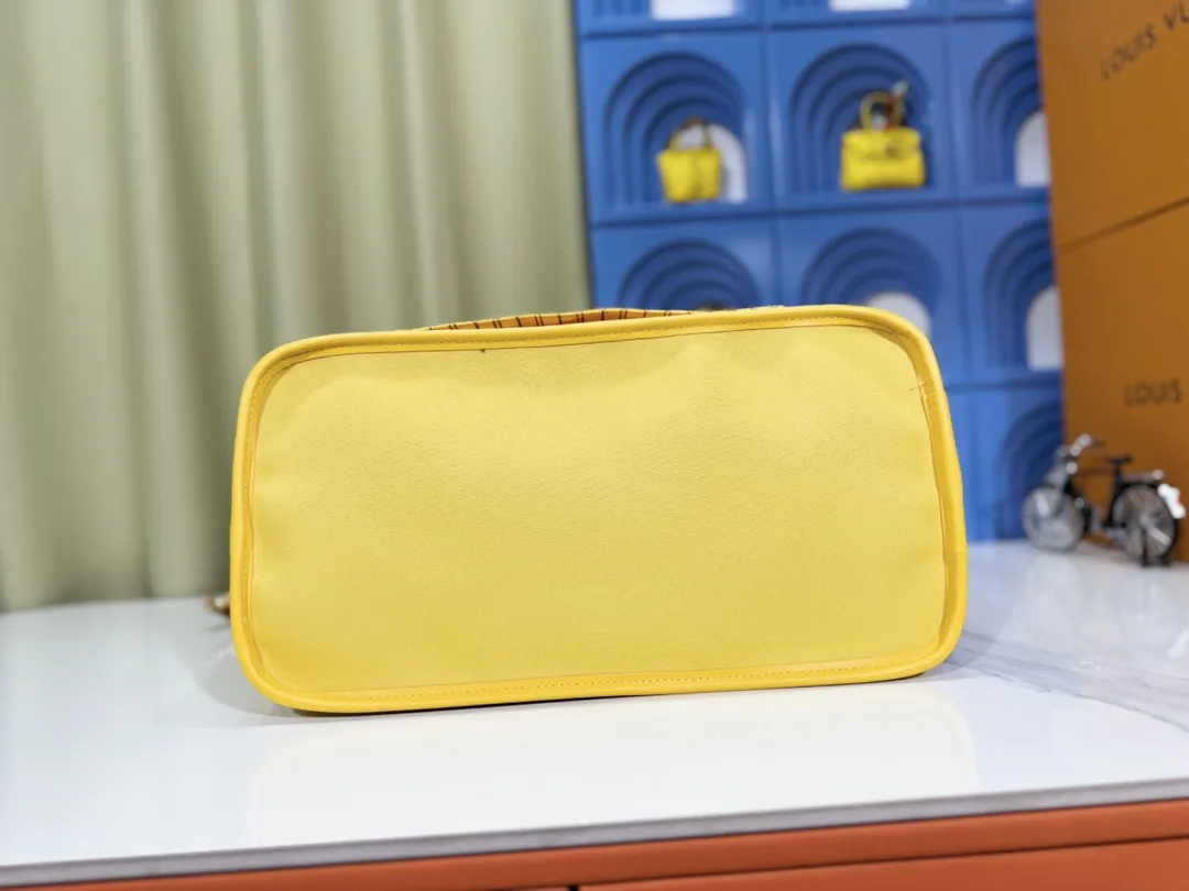 P260 Original‼ ️ Full of praise. LV’s latest hot-selling model, M40990 large size, original leather with bronze hardware, photographed in-house. Welcome to consult! Size: Large 40*33*20
